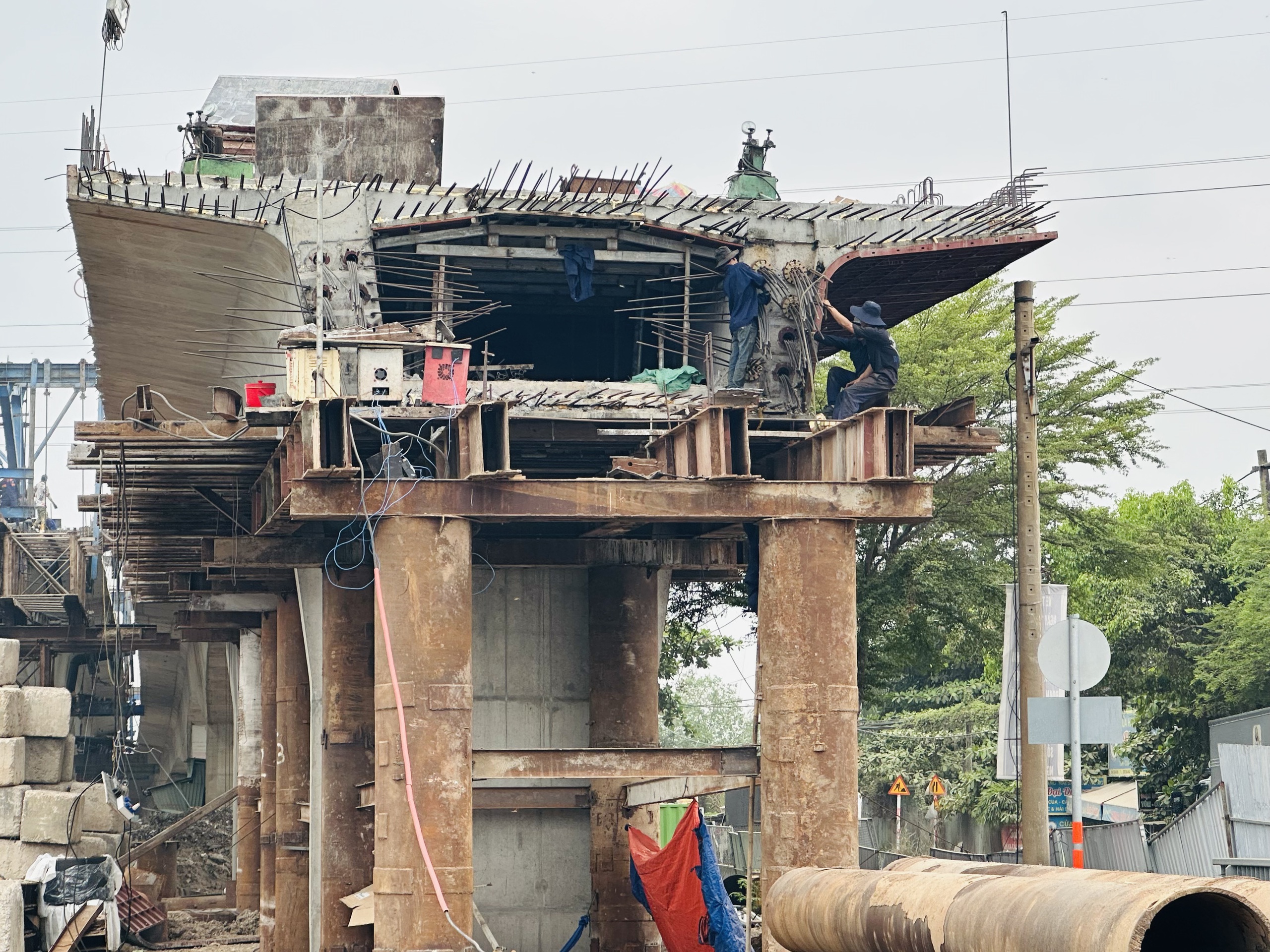TP.HCM: Cầu Nam Lý hoàn thành cuối tháng 9 sau 5 năm thi công ì ạch- Ảnh 5. TP.HCM: Cầu Nam Lý hoàn thành cuối tháng 9 sau 5 năm thi công ì ạch- Ảnh 5.