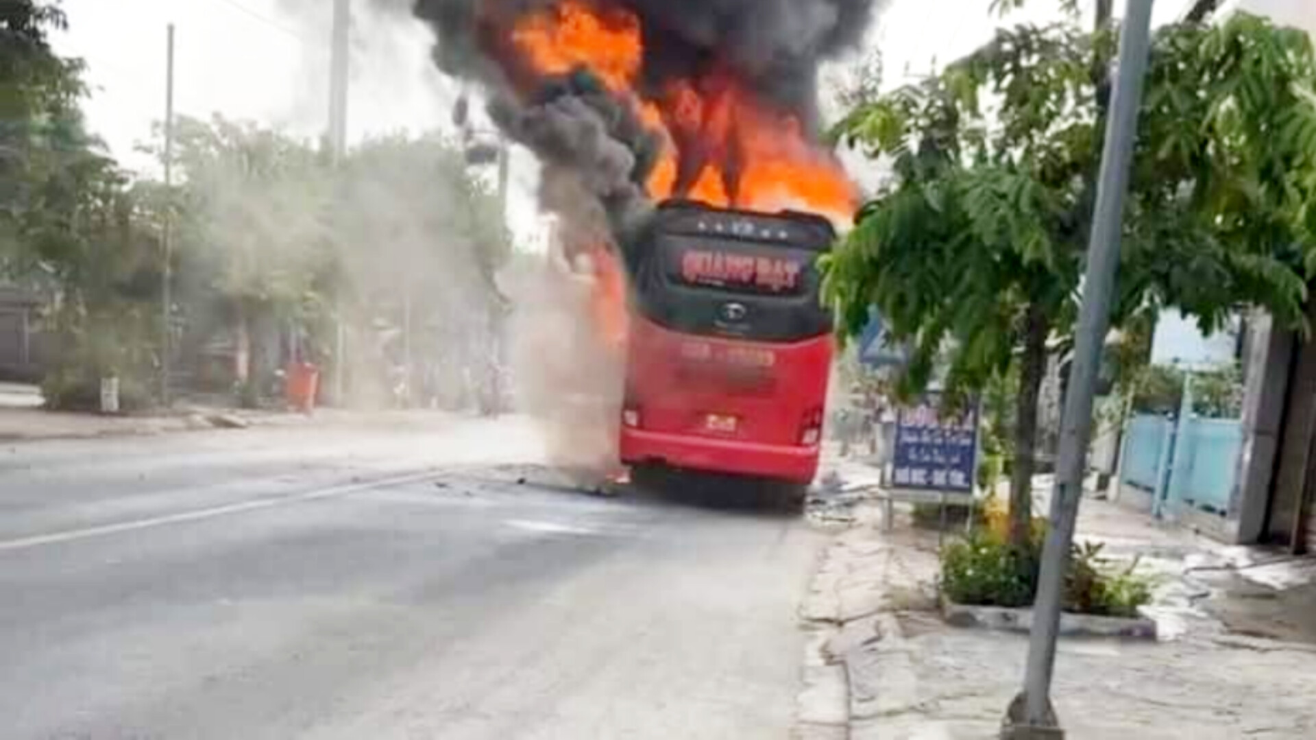 Xe giường nằm bốc ch&aacute;y khi đang chạy tr&ecirc;n đường ở Đồng Th&aacute;p- Ảnh 1.