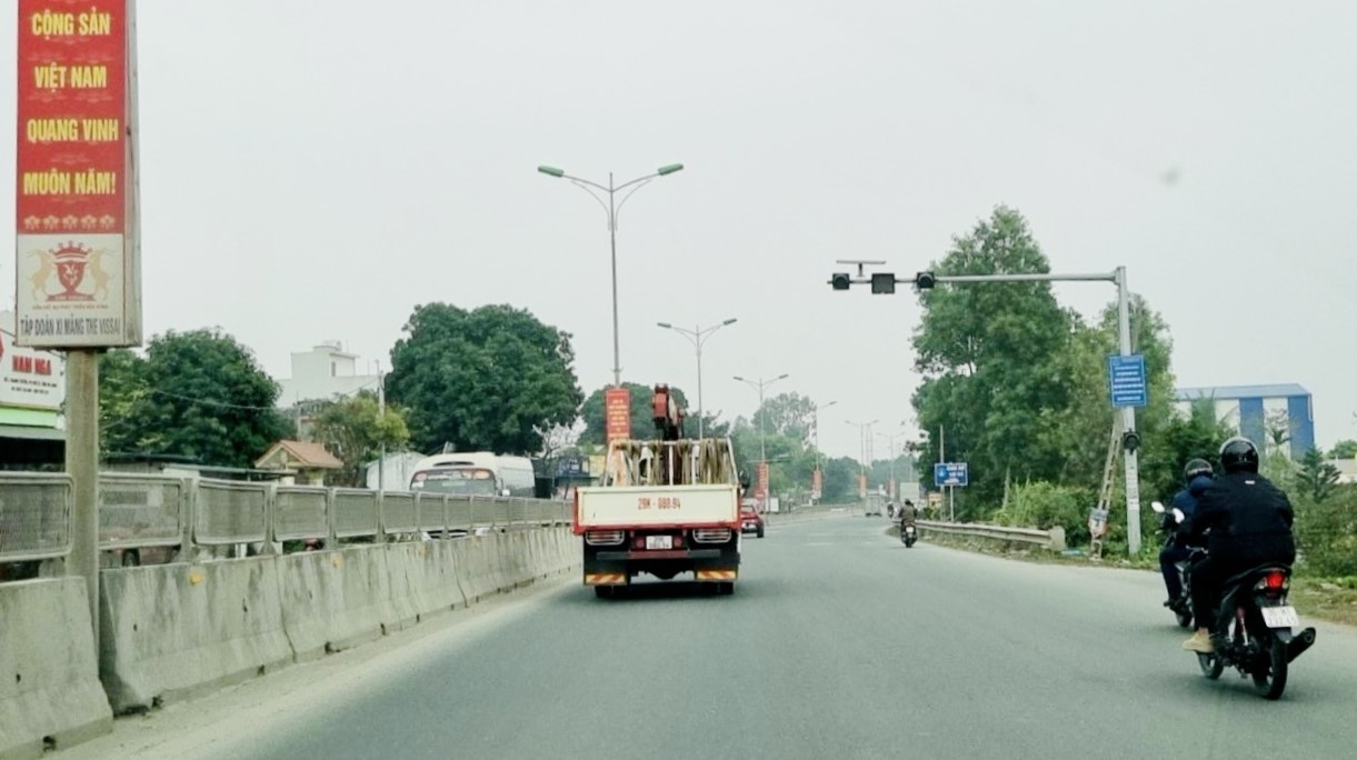 Nguy hiểm rình rập khi đèn tín hiệu giao thông trên QL1A dừng hoạt động- Ảnh 1. Nguy hiểm rình rập khi đèn tín hiệu giao thông trên QL1A dừng hoạt động- Ảnh 1.