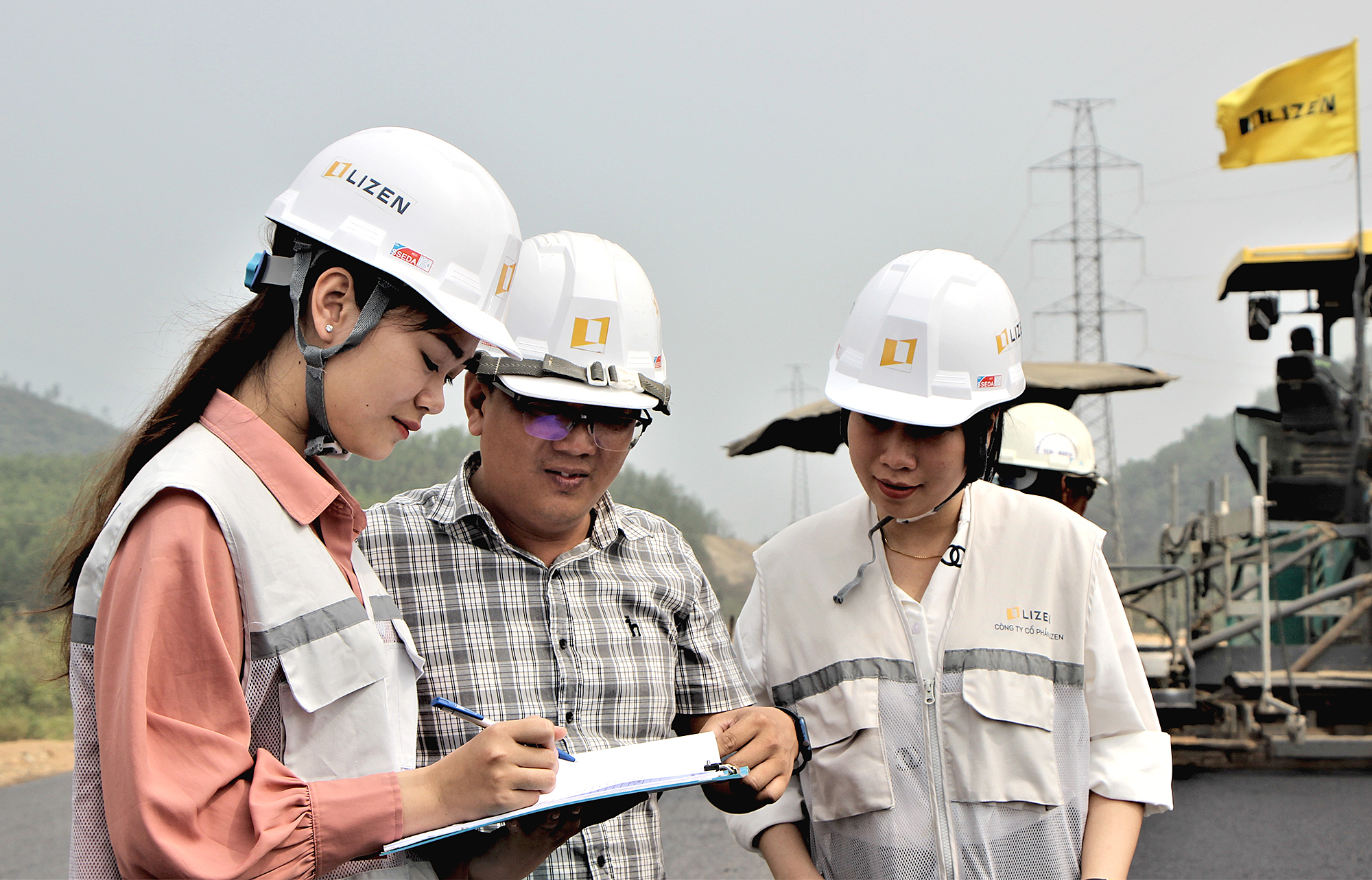 Những “bóng hồng” trên công trường giao thông- Ảnh 3. Những “bóng hồng” trên công trường giao thông- Ảnh 3.