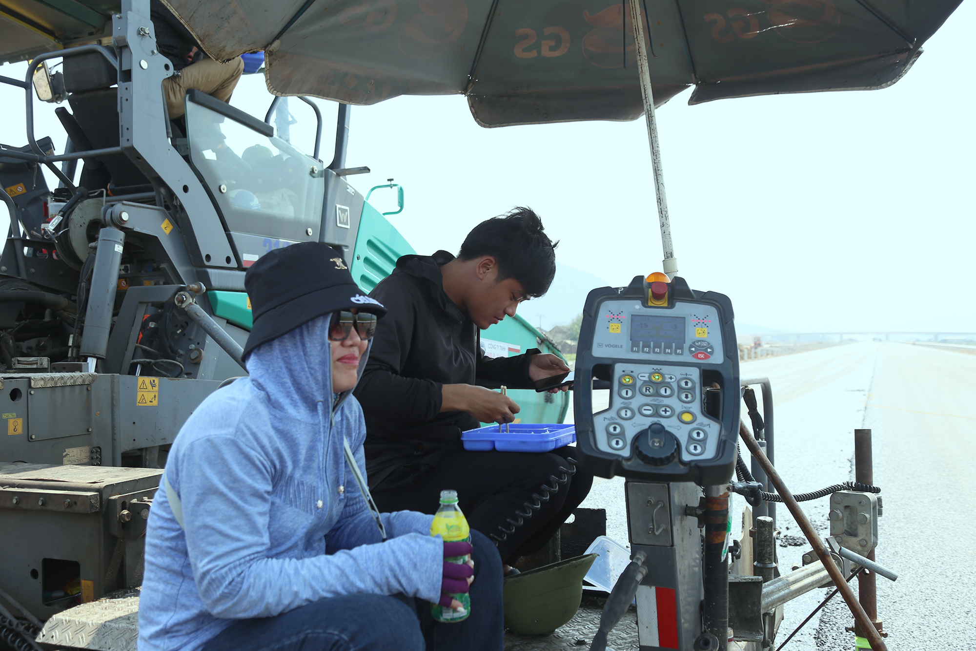 Những “bóng hồng” trên công trường giao thông- Ảnh 4. Những “bóng hồng” trên công trường giao thông- Ảnh 4.