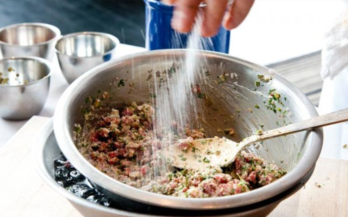 Đầu bếp khách sạn chỉ mẹo rã đông, sau 5 phút miếng thịt trông như mới mua- Ảnh 7. Loại thịt 'đánh cắp' collagen khiến cơ thể mệt mỏi, da nhăn nheo chảy xệ