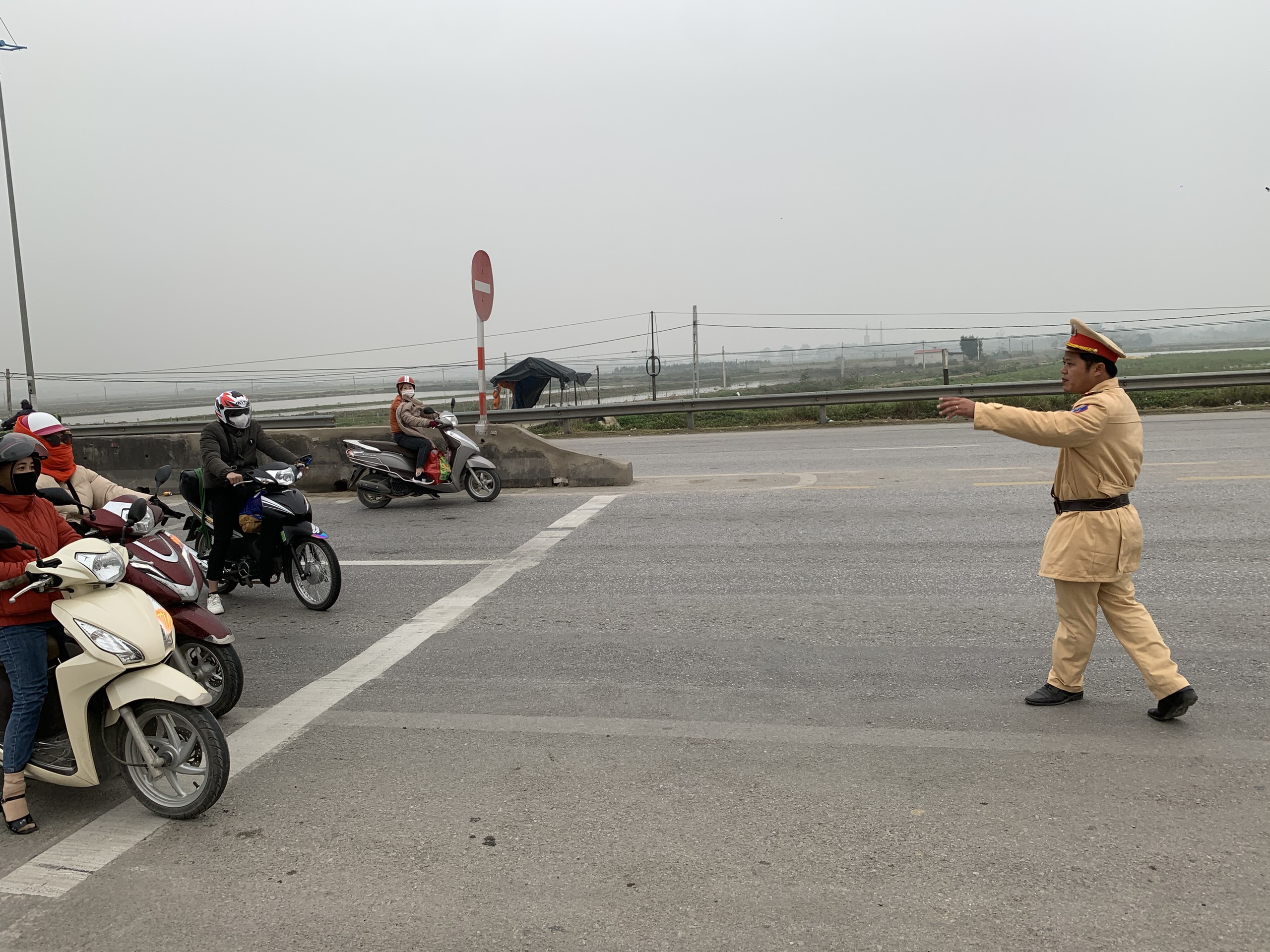 C&ocirc;ng an Thanh H&oacute;a xử l&yacute; xe m&aacute;y vượt đ&egrave;n đỏ tr&ecirc;n QL1 sau phản &aacute;nh- Ảnh 1.