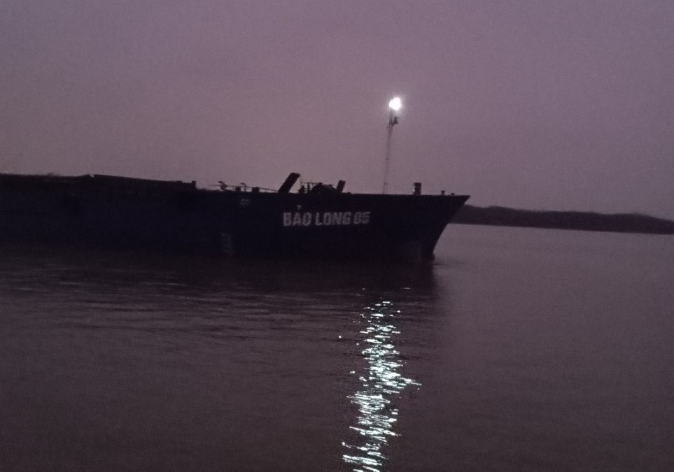 Sà lan chìm trên sông Soài Rạp, nam thanh niên may mắn được cứu sống- Ảnh 2. Sà lan chìm trên sông Soài Rạp, nam thanh niên may mắn được cứu sống- Ảnh 2.