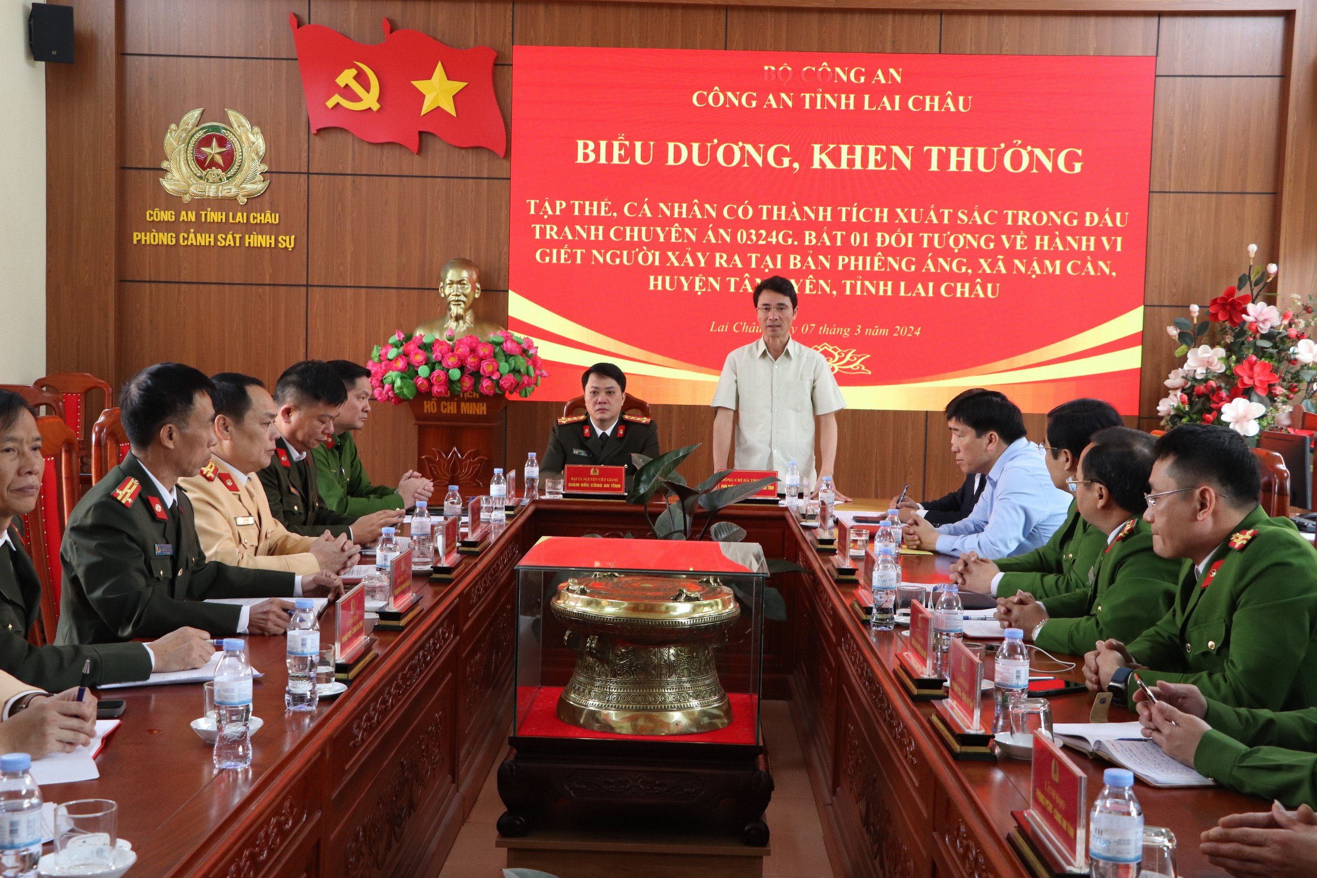 UBND tỉnh Lai Ch&acirc;u khen thưởng ban chuy&ecirc;n &aacute;n bắt đối tượng giết hại c&ocirc; g&aacute;i 21 tuổi- Ảnh 2.