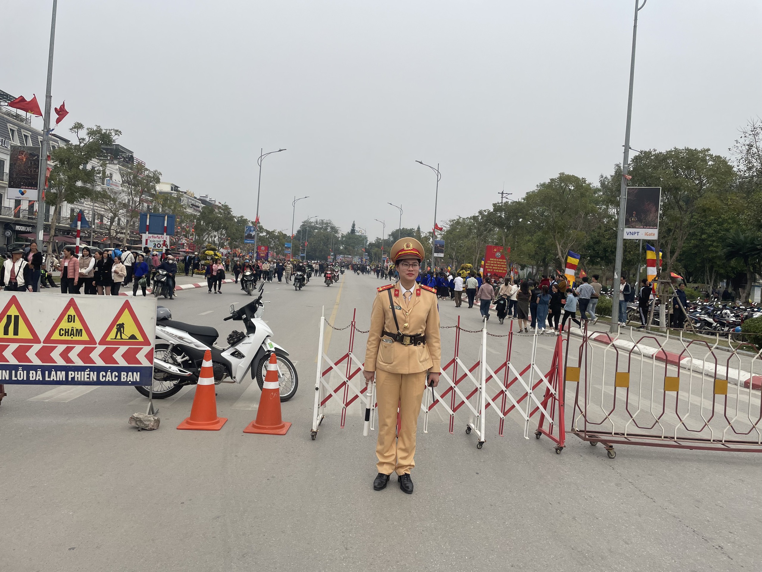 V&igrave; sao hết th&aacute;ng Gi&ecirc;ng, lễ hội đền Kỳ C&ugrave;ng - Tả Phủ ở Lạng Sơn vẫn chật k&iacute;n kh&aacute;ch?- Ảnh 10.