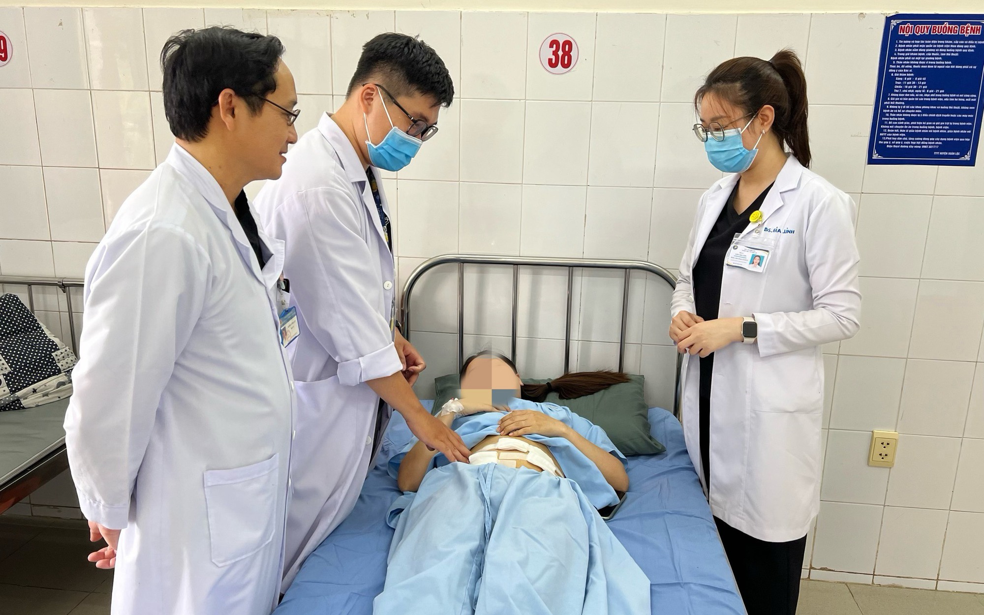 B&oacute;c t&aacute;ch khối u chứa cả răng, t&oacute;c, xương, cứu nữ bệnh nh&acirc;n 33 tuổi