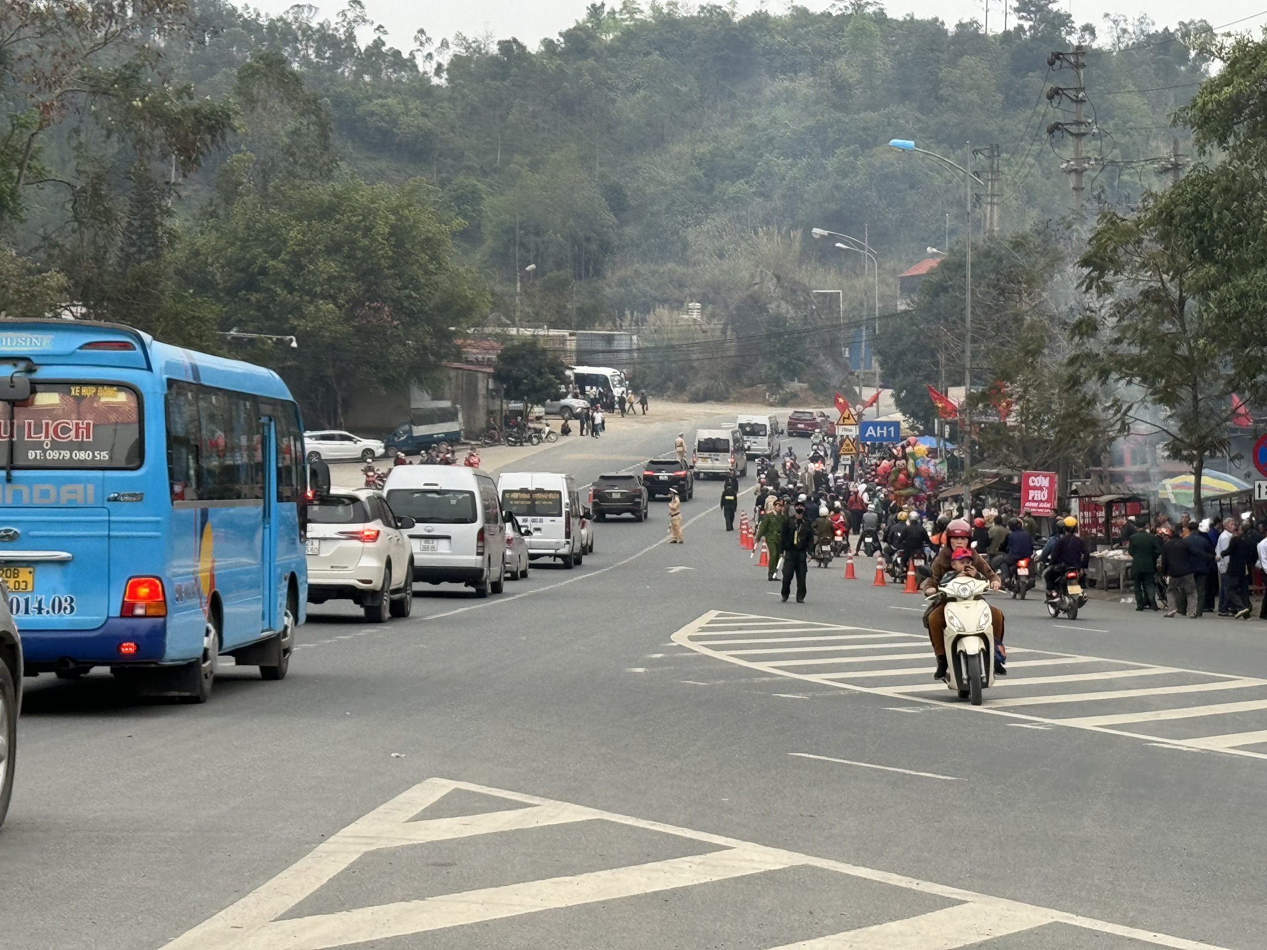 V&igrave; sao hết th&aacute;ng Gi&ecirc;ng, lễ hội đền Kỳ C&ugrave;ng - Tả Phủ ở Lạng Sơn vẫn chật k&iacute;n kh&aacute;ch?- Ảnh 9.