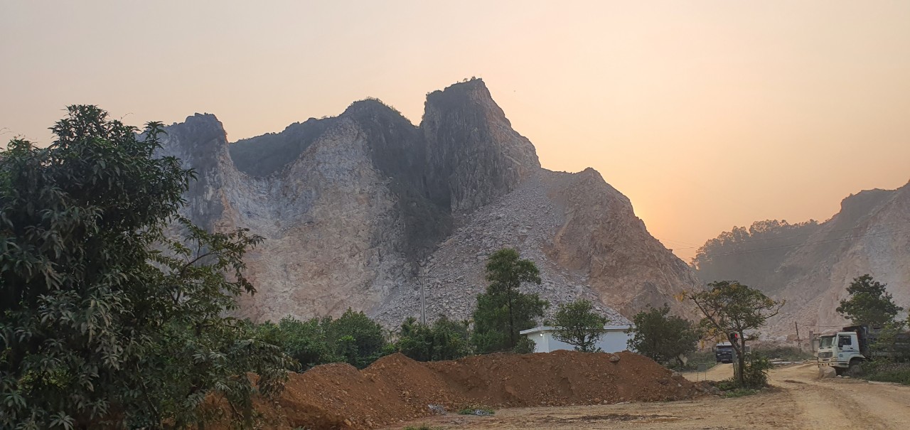 Vụ d&acirc;n chặn xe ra v&agrave;o mỏ đ&aacute; Ki&ecirc;n Ngọc: Doanh nghiệp c&oacute; 