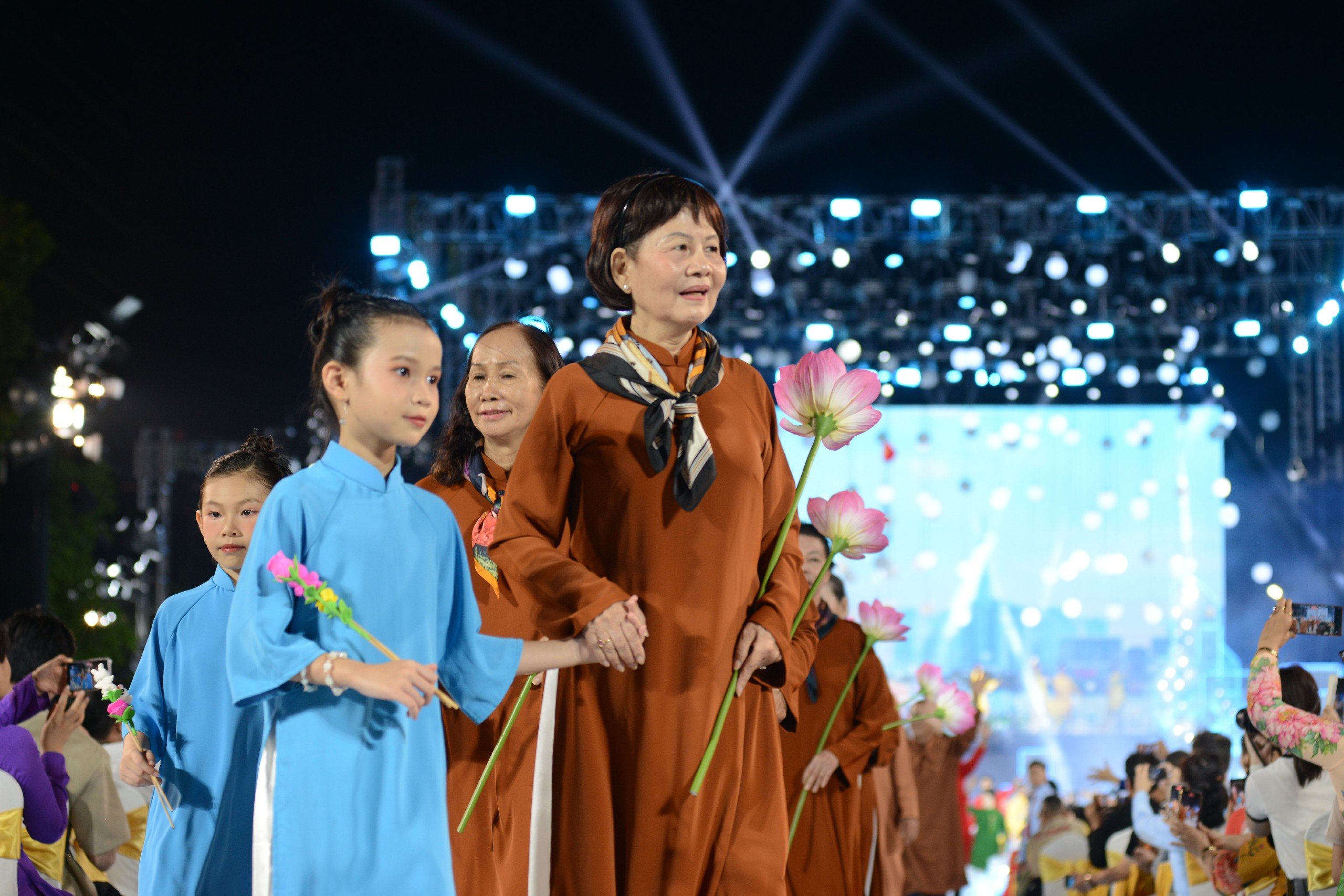 Duy&ecirc;n d&aacute;ng đ&ecirc;m khai mạc lễ hội &Aacute;o d&agrave;i TP.HCM lần thứ 10- Ảnh 2.