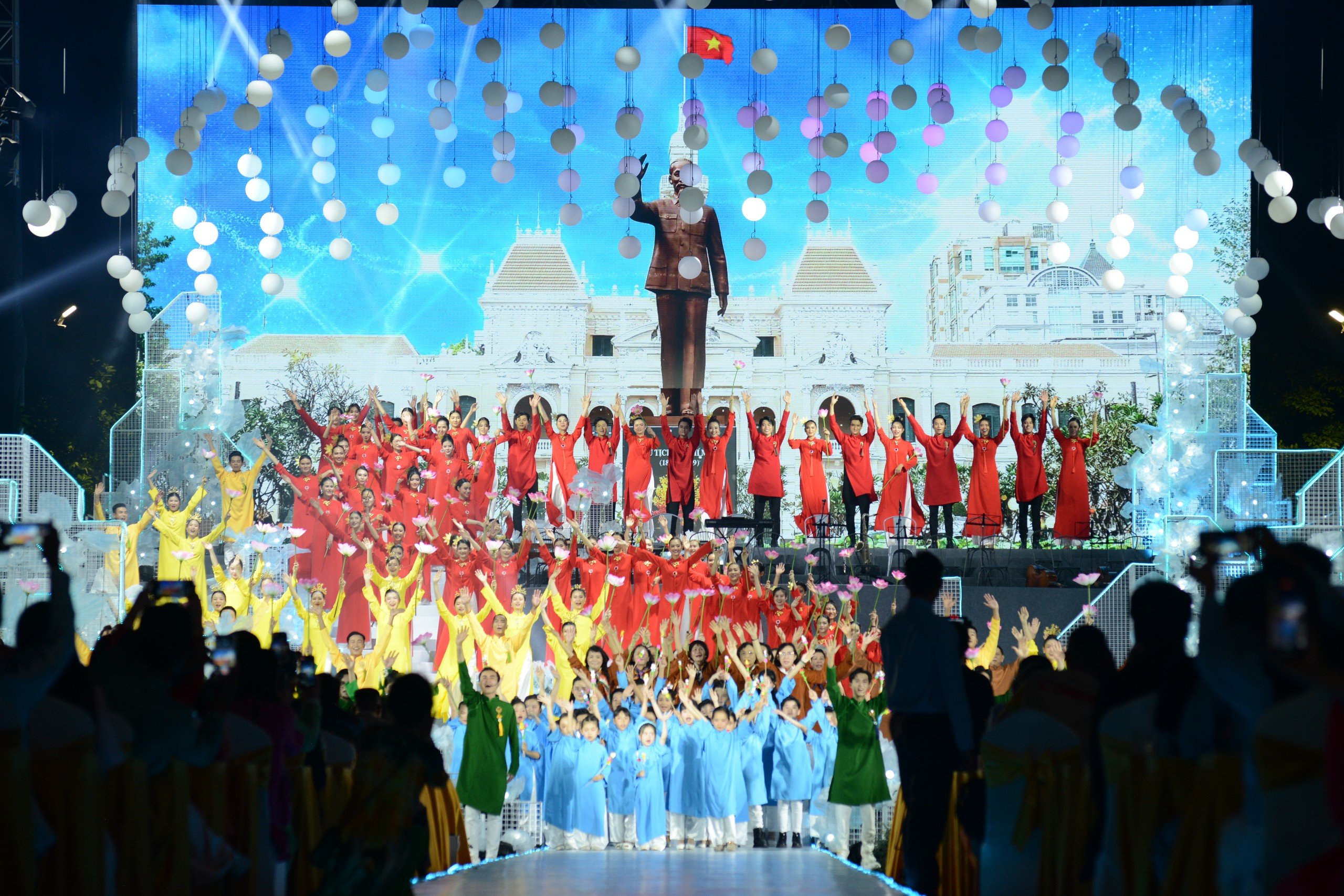 Duy&ecirc;n d&aacute;ng đ&ecirc;m khai mạc lễ hội &Aacute;o d&agrave;i TP.HCM lần thứ 10- Ảnh 3.