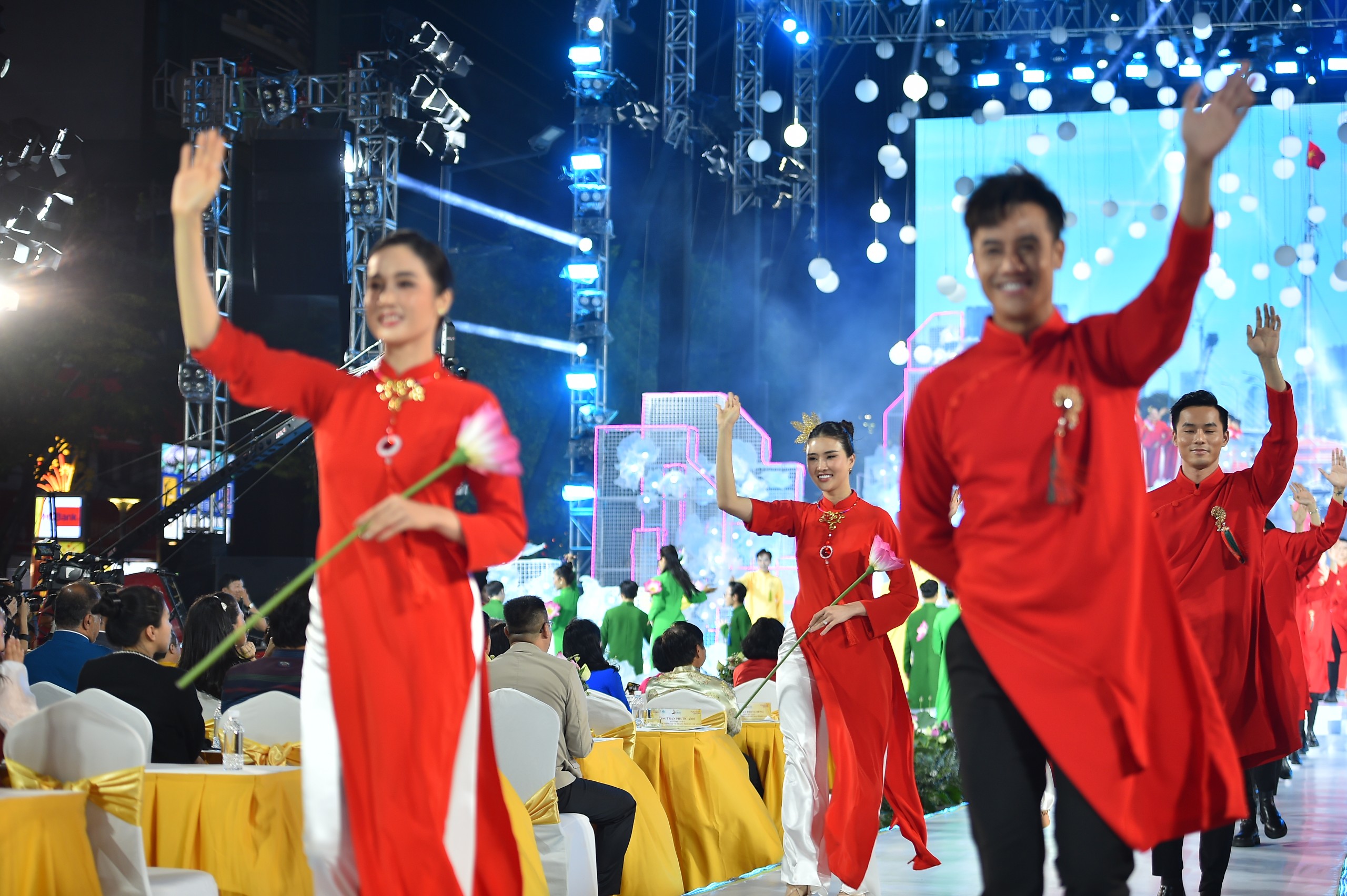 Duy&ecirc;n d&aacute;ng đ&ecirc;m khai mạc lễ hội &Aacute;o d&agrave;i TP.HCM lần thứ 10- Ảnh 4.