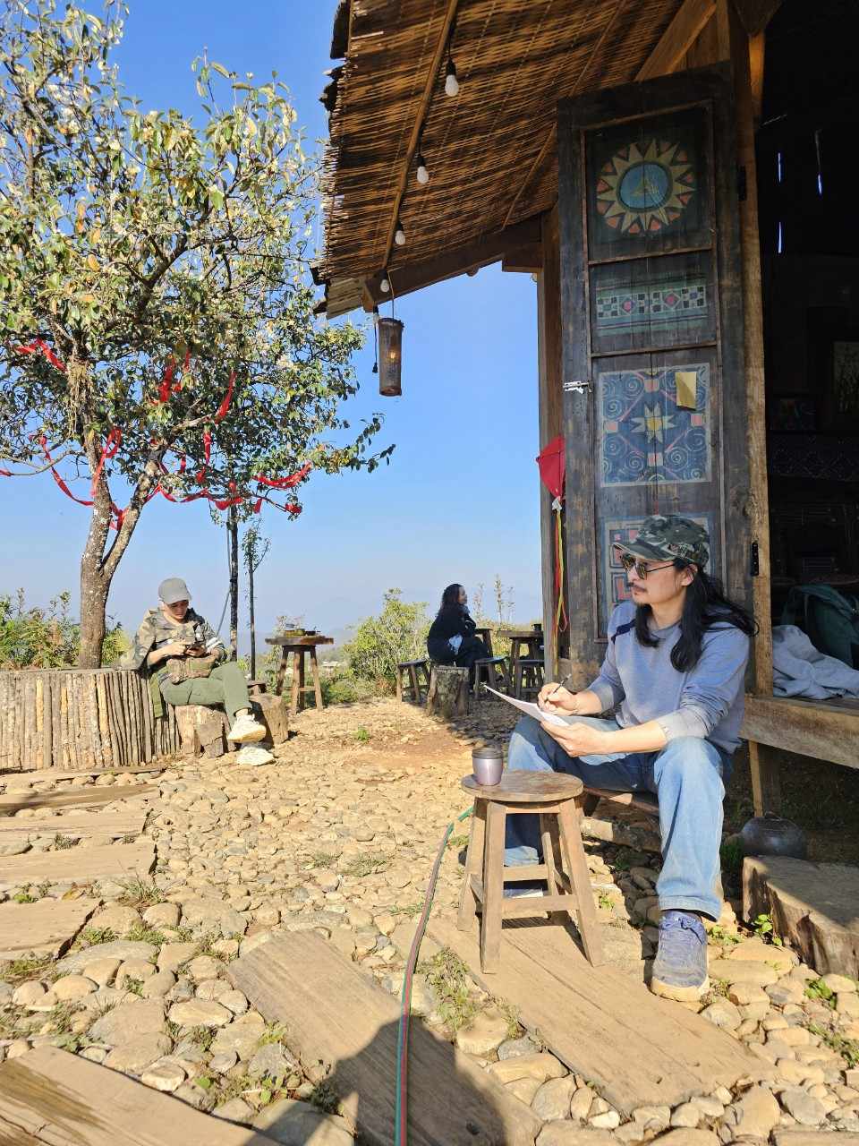 30 họa sỹ lạc tr&ocirc;i dưới rừng sơn tra ở Ngọc Chiến, Mường La- Ảnh 8.