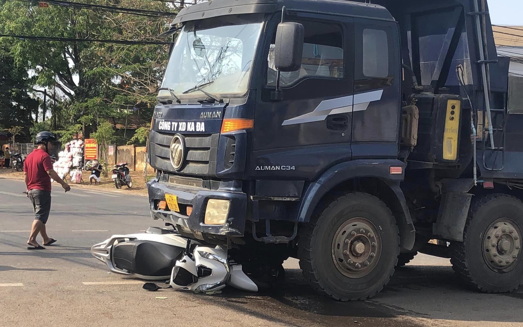 Va chạm với xe tải, người phụ nữ 52 tuổi tử vong tại chỗ- Ảnh 4. Xe tải tông xe máy, cháu bé 5 tuổi thoát chết kỳ diệu