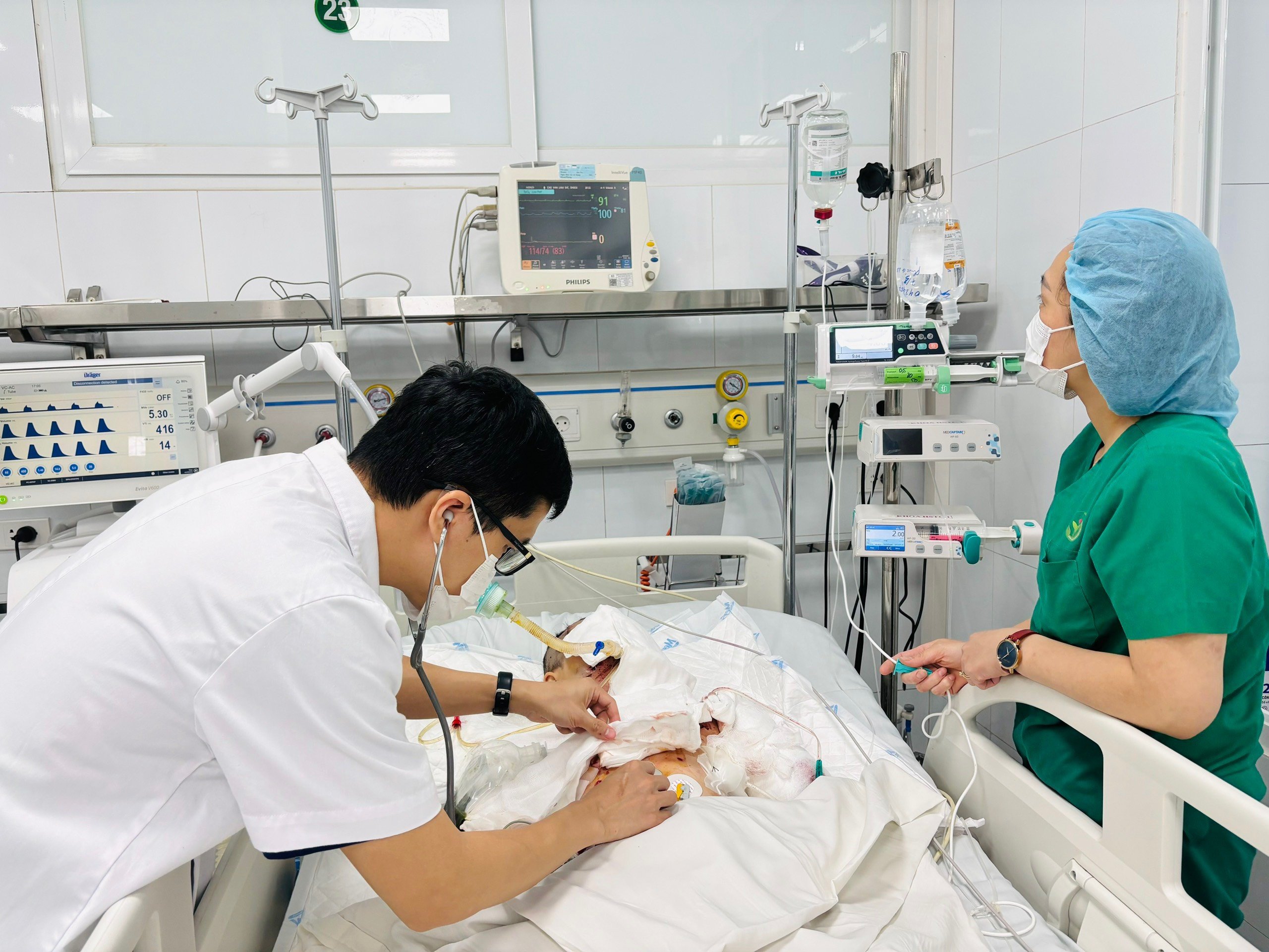 Laptop ph&aacute;t nổ khiến một nam sinh chấn thương sọ n&atilde;o, h&ocirc;n m&ecirc;- Ảnh 1.