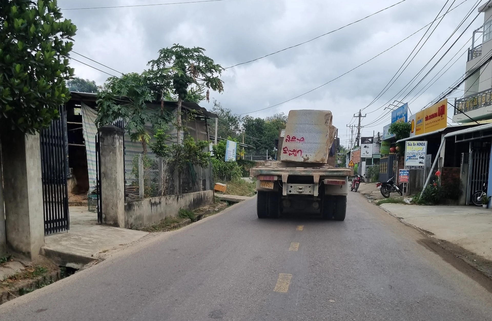 Bình Định: Bất an đoàn xe chở đá nguyên khối có dấu hiệu quá tải- Ảnh 3. Bình Định: Bất an đoàn xe chở đá nguyên khối có dấu hiệu quá tải- Ảnh 3.