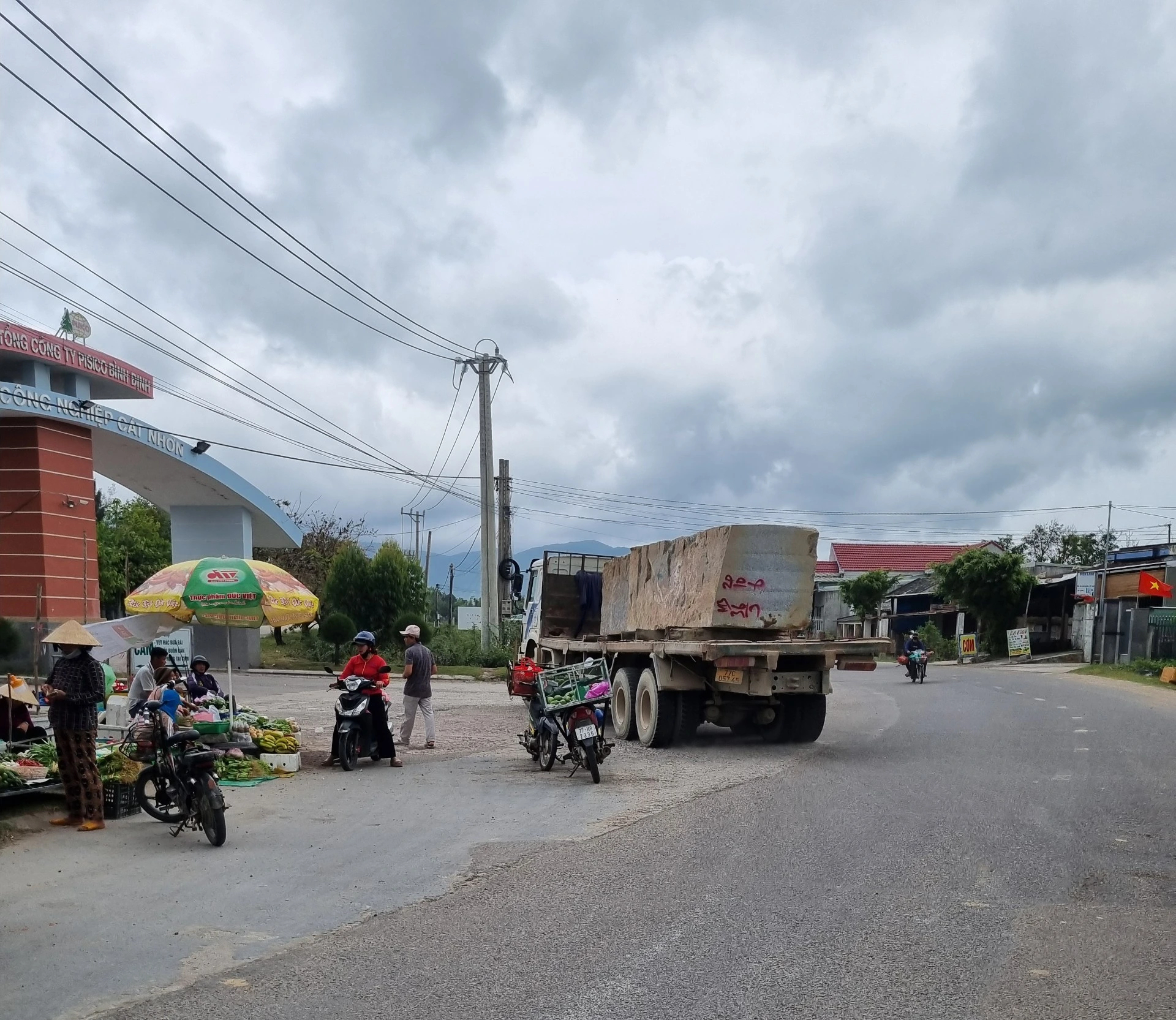 Bình Định: Bất an đoàn xe chở đá nguyên khối có dấu hiệu quá tải- Ảnh 4. Bình Định: Bất an đoàn xe chở đá nguyên khối có dấu hiệu quá tải- Ảnh 4.
