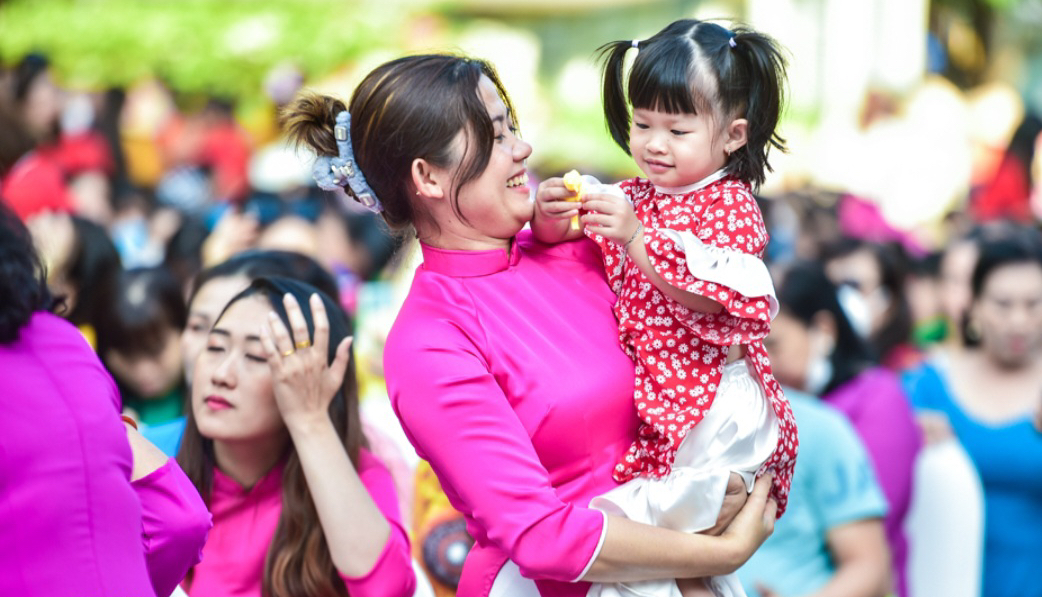 Hơn 5.000 người tham gia đồng diễn truyền cảm hứng th&ocirc;ng điệp 