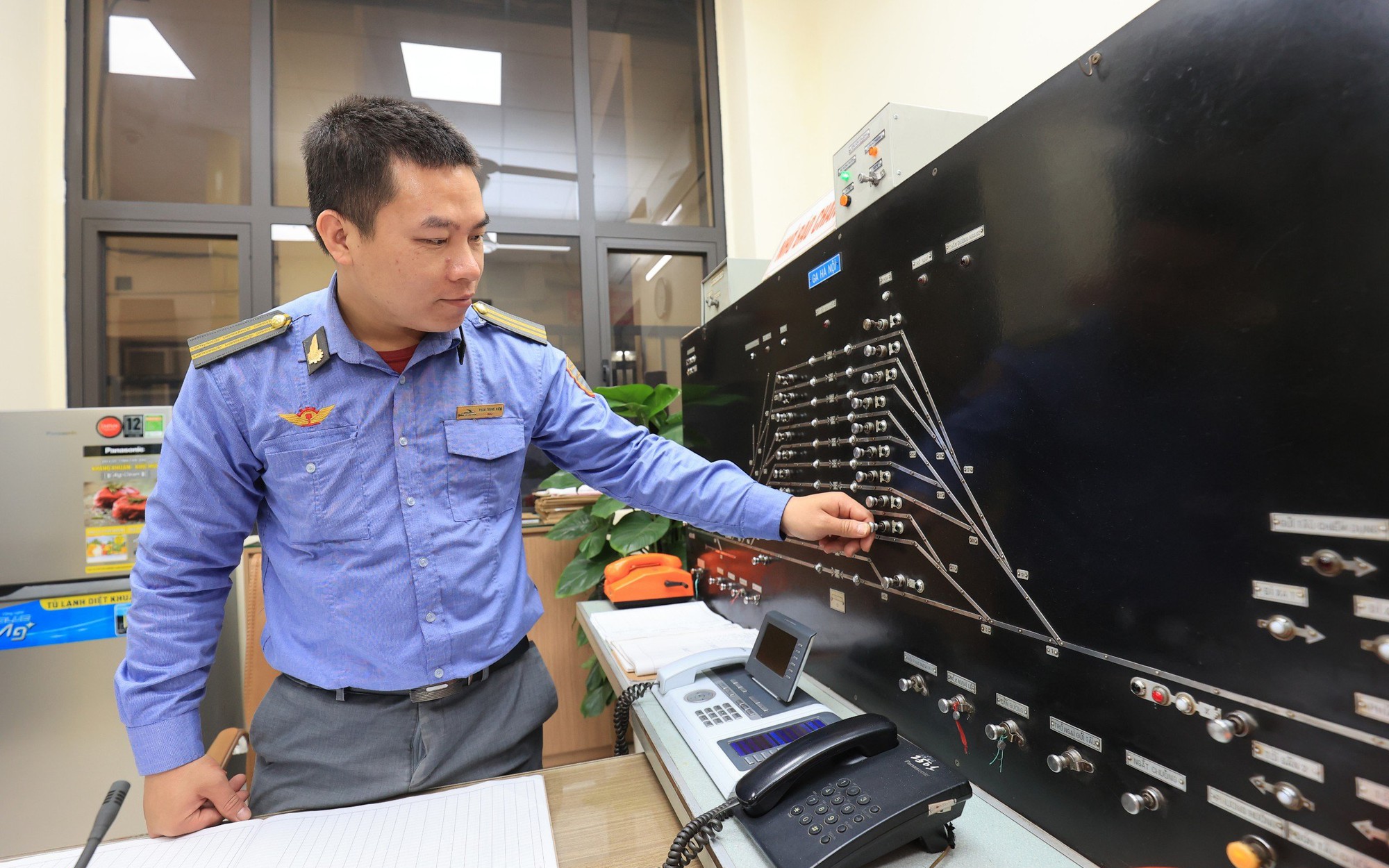 Nhọc nhằn nghề g&aacute;c an to&agrave;n ở ga t&agrave;u