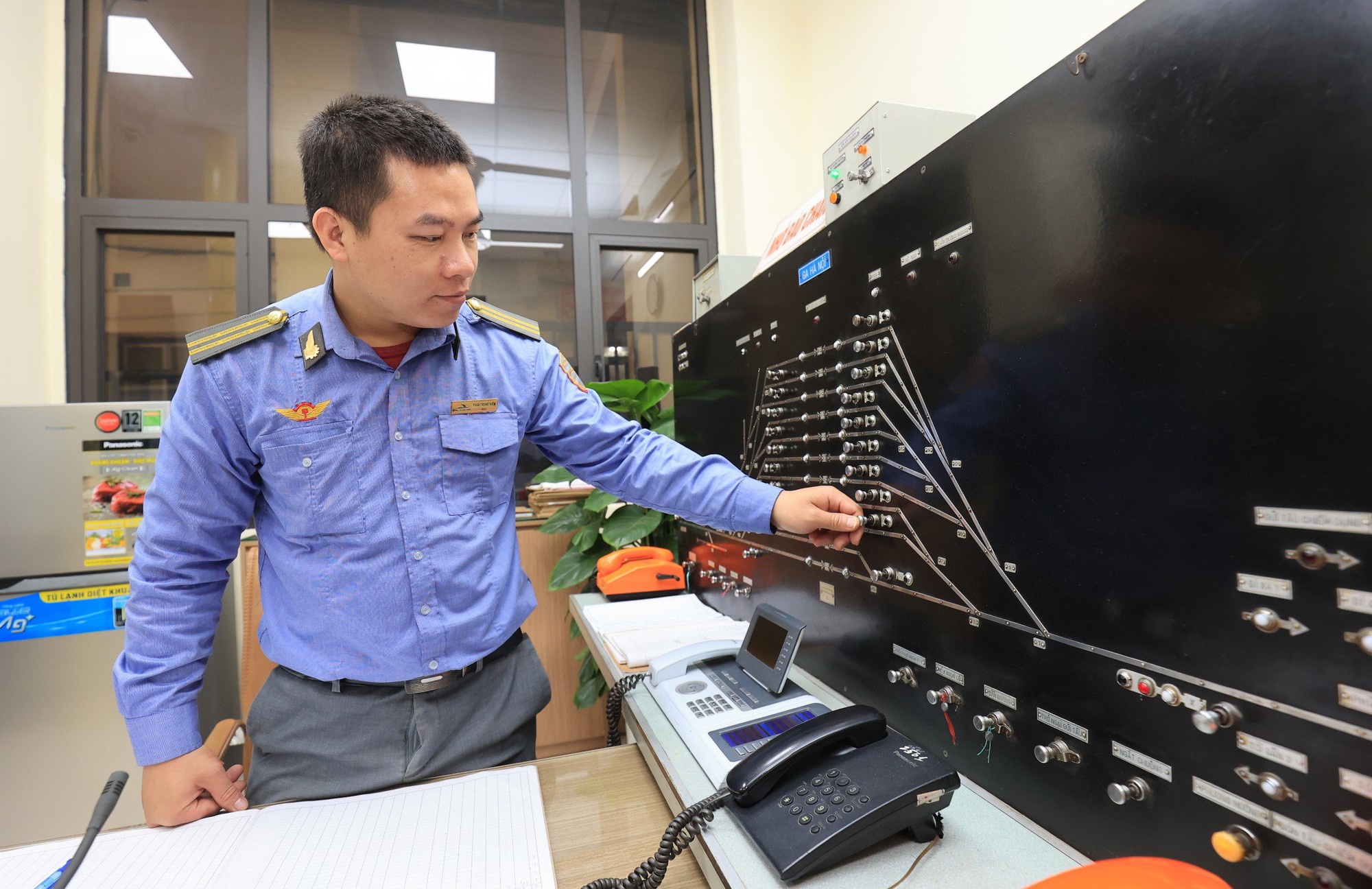 Nhọc nhằn nghề g&aacute;c an to&agrave;n ở ga t&agrave;u- Ảnh 1.