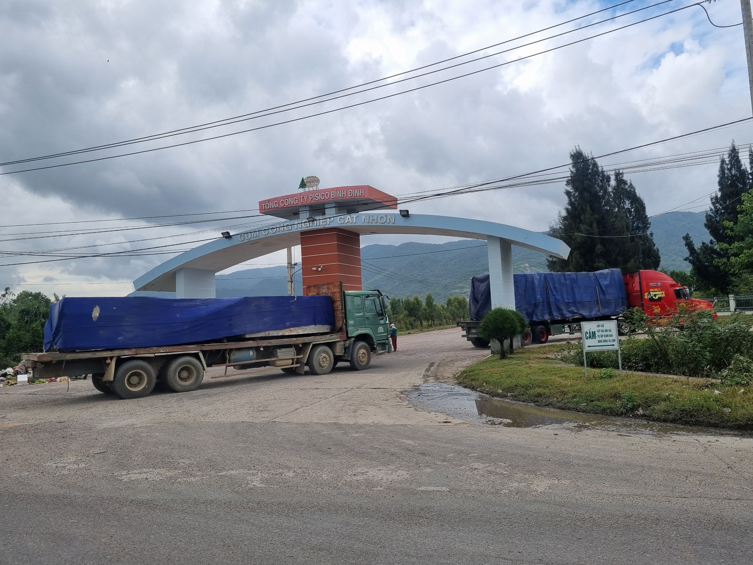 Bình Định: Bất an đoàn xe chở đá nguyên khối có dấu hiệu quá tải- Ảnh 5. Bình Định: Bất an đoàn xe chở đá nguyên khối có dấu hiệu quá tải- Ảnh 5.