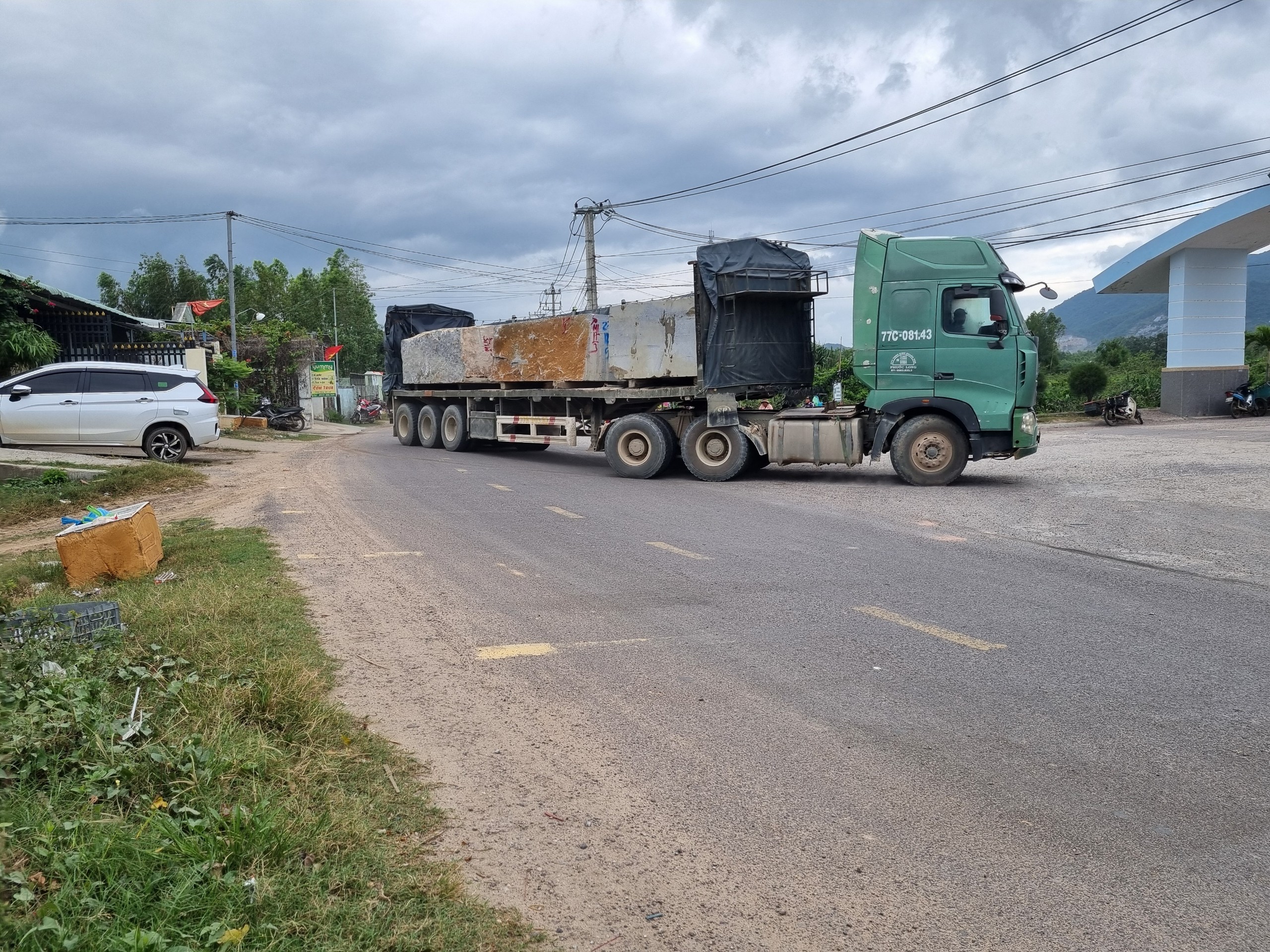 Bình Định: Bất an đoàn xe chở đá nguyên khối có dấu hiệu quá tải- Ảnh 1. Bình Định: Bất an đoàn xe chở đá nguyên khối có dấu hiệu quá tải- Ảnh 1.