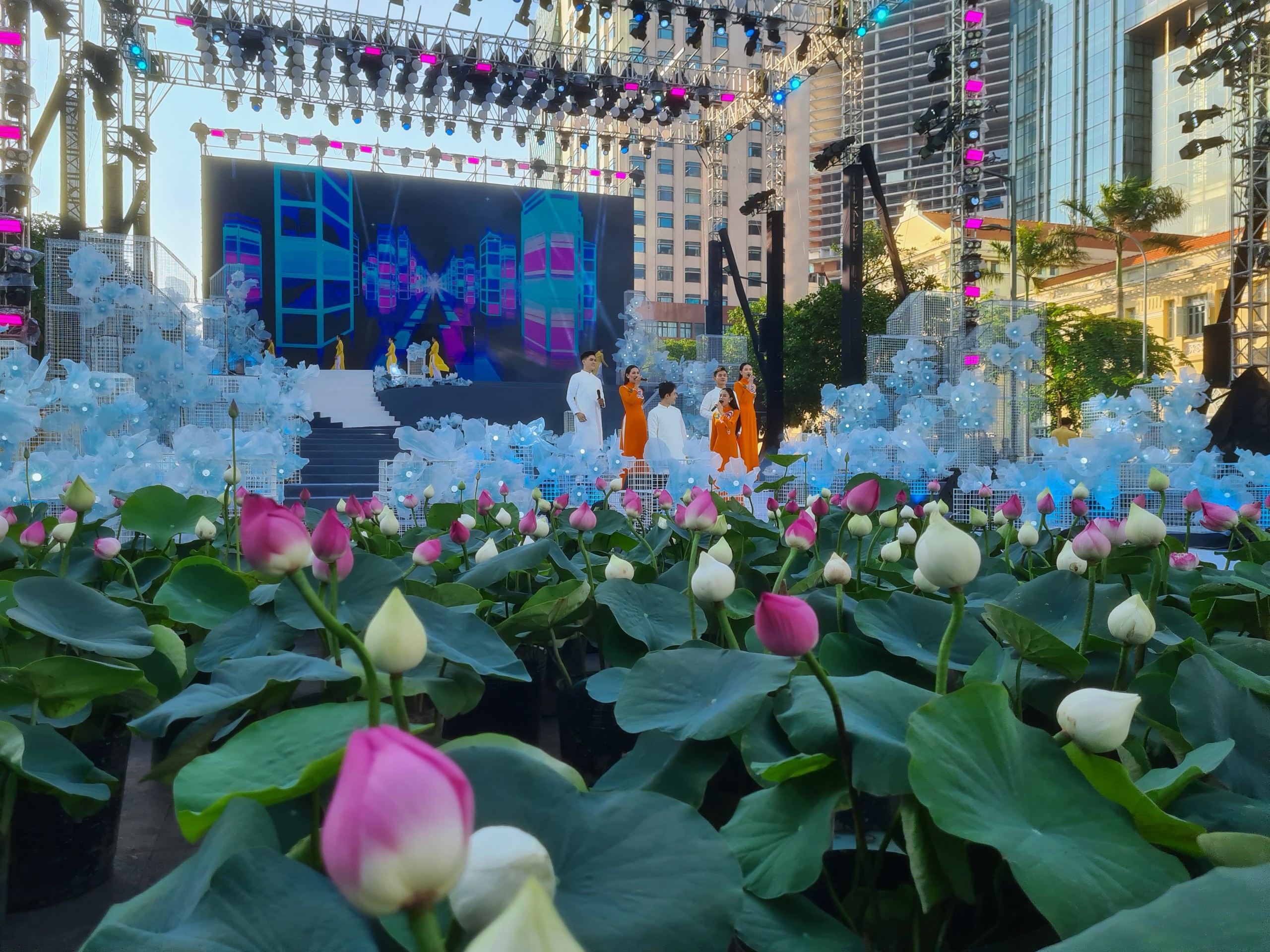 Hơn 5.000 người tham gia đồng diễn truyền cảm hứng th&ocirc;ng điệp 