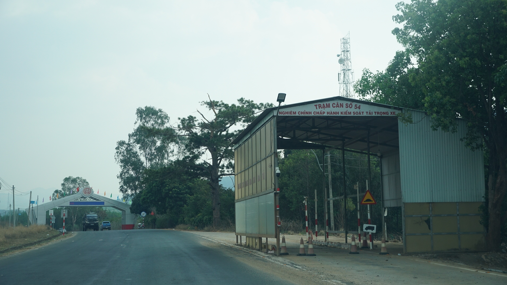 Vì sao dừng hoạt động trạm cân tải trọng tại Kon Tum?- Ảnh 1. Vì sao dừng hoạt động trạm cân tải trọng tại Kon Tum?- Ảnh 1.