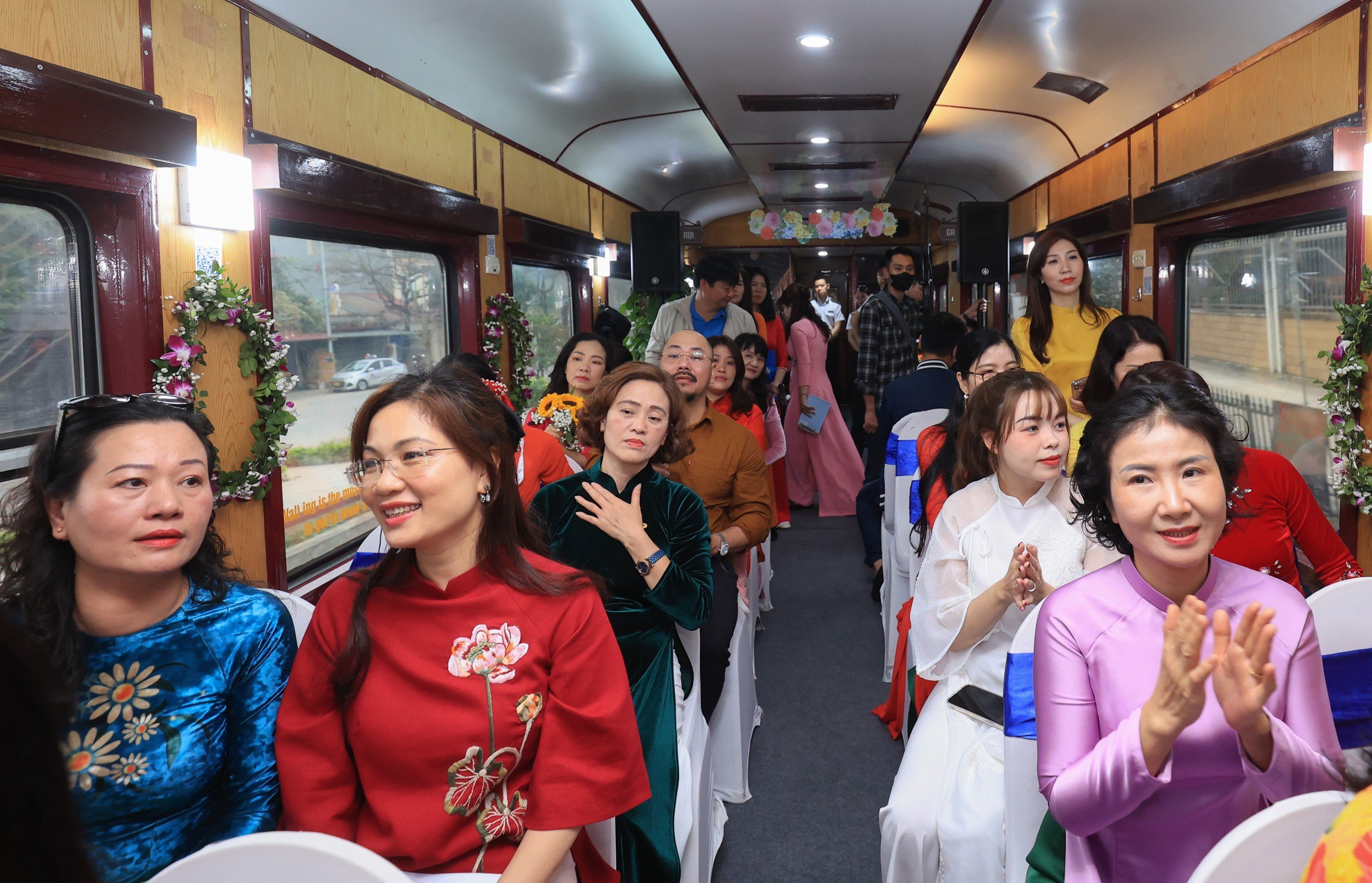 Cận cảnh t&agrave;u hỏa 