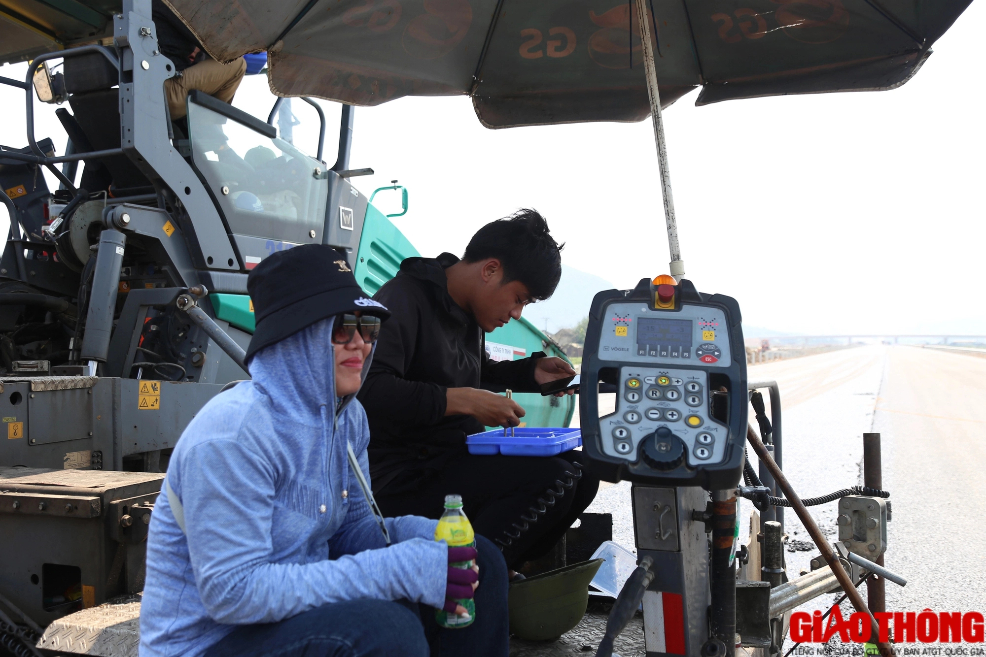 &ldquo;Ăn tranh thủ, ngủ khẩn trương&rdquo; tr&ecirc;n c&ocirc;ng trường cao tốc Diễn Ch&acirc;u - B&atilde;i Vọt- Ảnh 3.