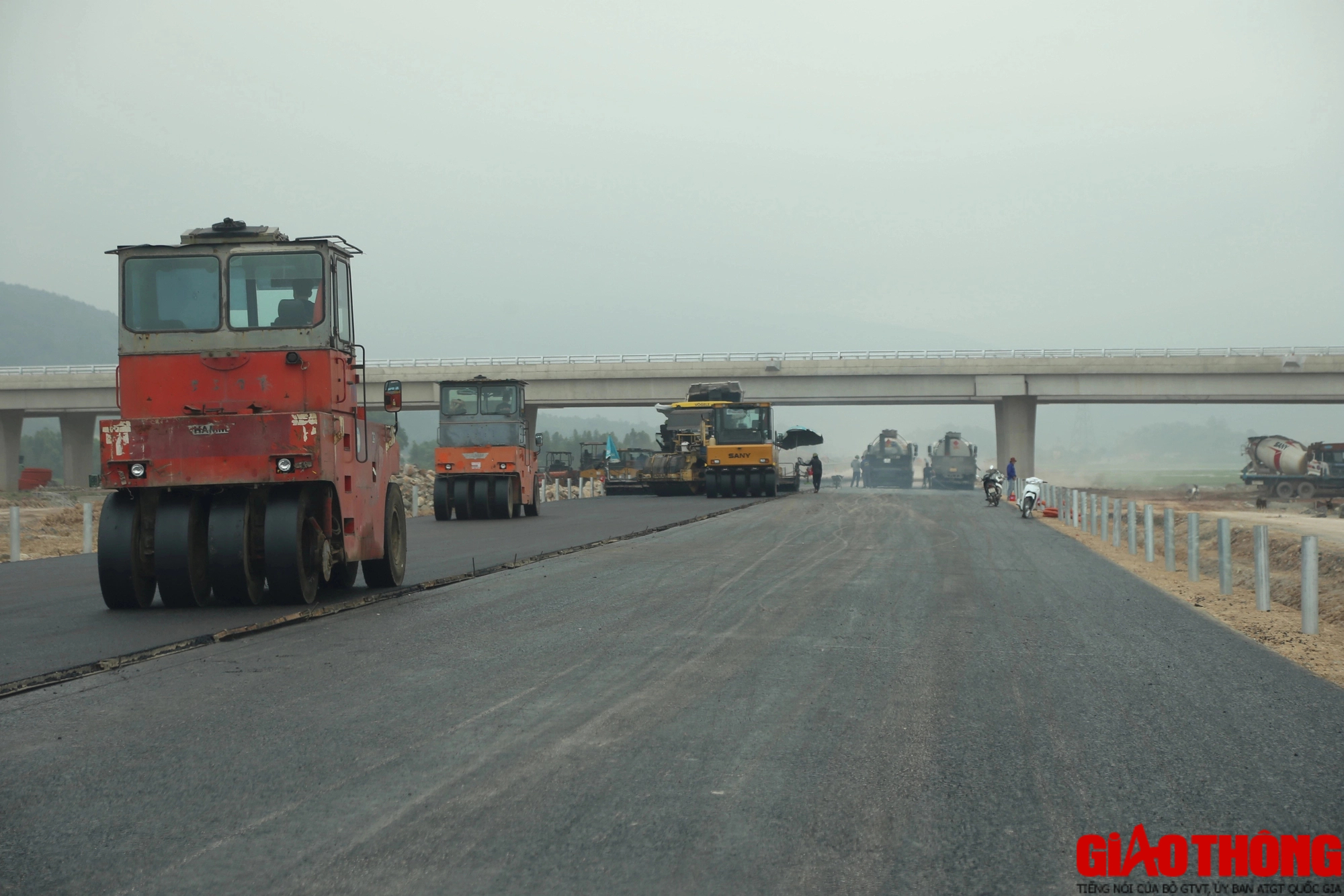 &ldquo;Ăn tranh thủ, ngủ khẩn trương&rdquo; tr&ecirc;n c&ocirc;ng trường cao tốc Diễn Ch&acirc;u - B&atilde;i Vọt- Ảnh 9.