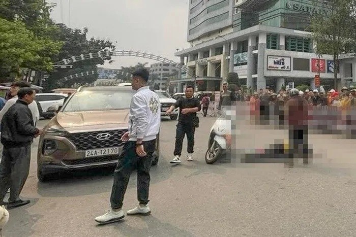 T&agrave;i xế mở cửa &ocirc; t&ocirc; bất cẩn khiến người phụ nữ đi xe m&aacute;y tử vong ở L&agrave;o Cai- Ảnh 1.