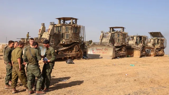C&aacute;c phương tiện x&acirc;y dựng tập trung tại bi&ecirc;n giới Gaza-Israel. (Ảnh: AFP)