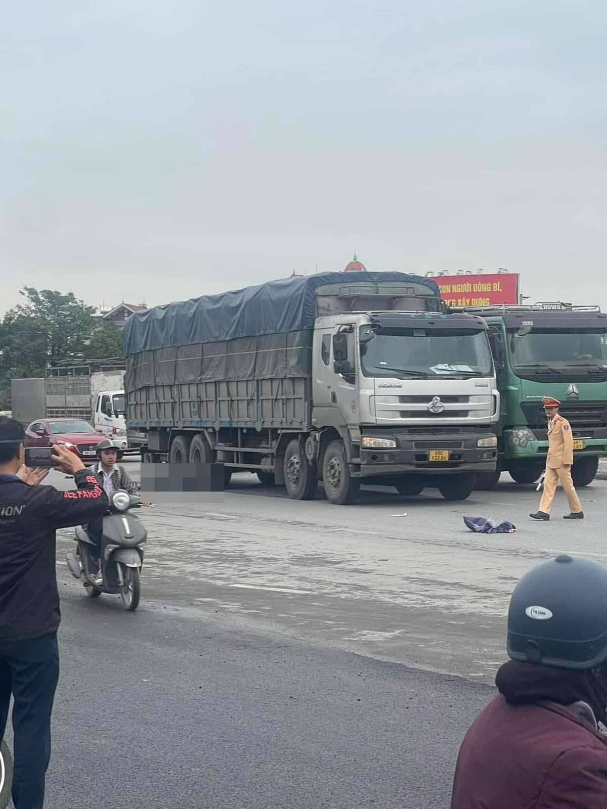 Va chạm với &ocirc; t&ocirc; tải tr&ecirc;n quốc lộ 18, nam t&agrave;i xế xe m&aacute;y tử vong tại chỗ- Ảnh 2.