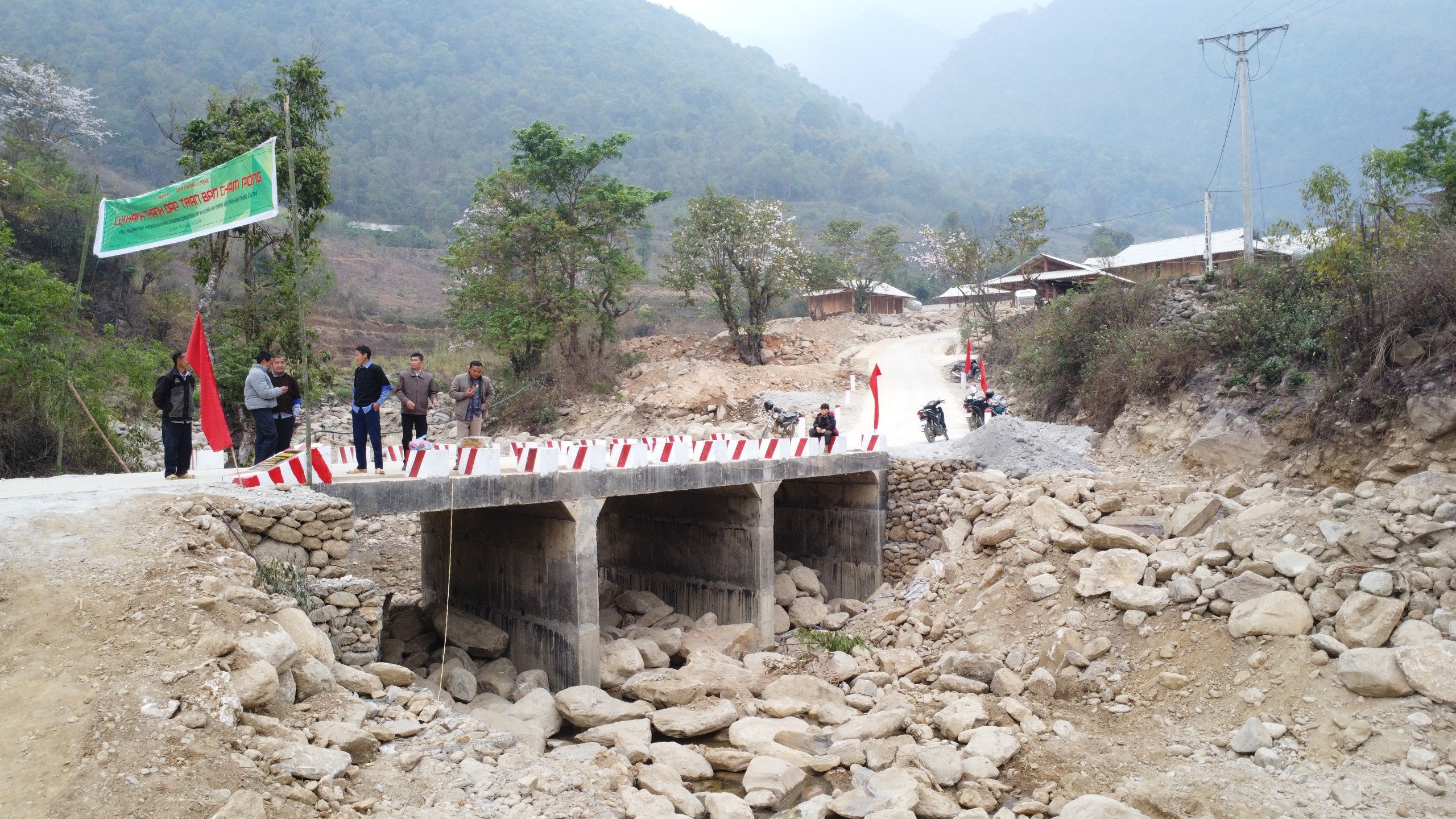 Kh&aacute;nh th&agrave;nh đập tr&agrave;n Chăm Pộng, lễ hội hoa sơn tra Mường La đ&ocirc;ng nghẹt du kh&aacute;ch- Ảnh 11.