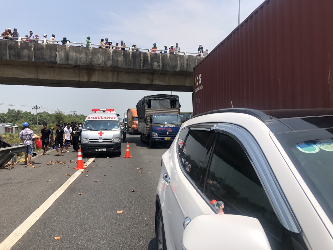 Xe 29 chỗ lao xuống taluy cao tốc TP.HCM - Trung Lương, nhiều kh&aacute;ch bị thương- Ảnh 2.