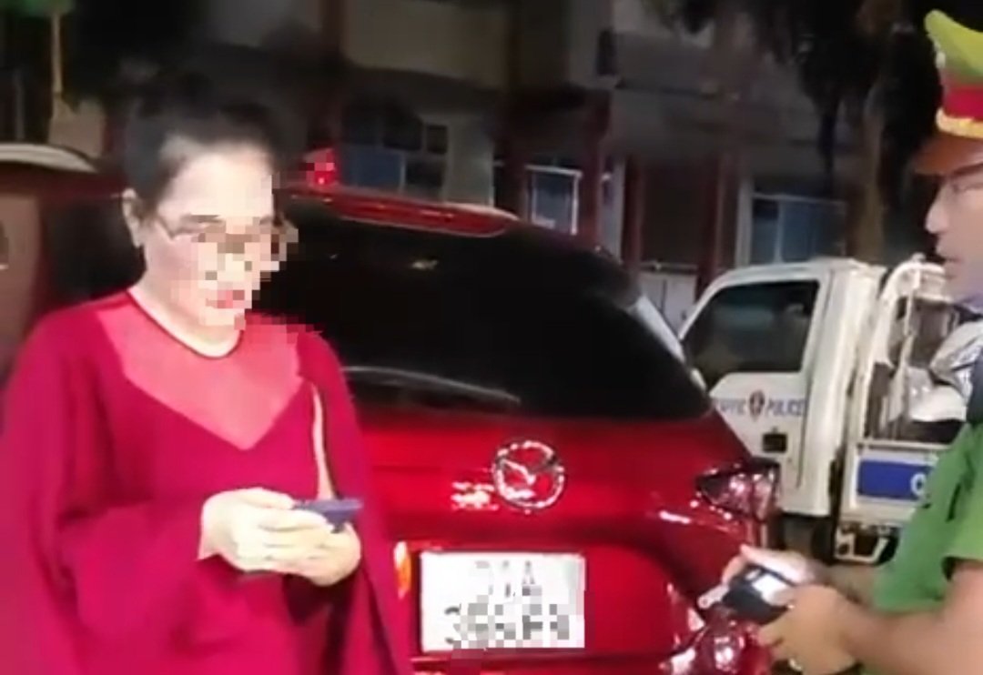 Vi phạm nồng độ cồn mức khủng, nữ t&agrave;i xế bị phạt 35 triệu đồng- Ảnh 1.