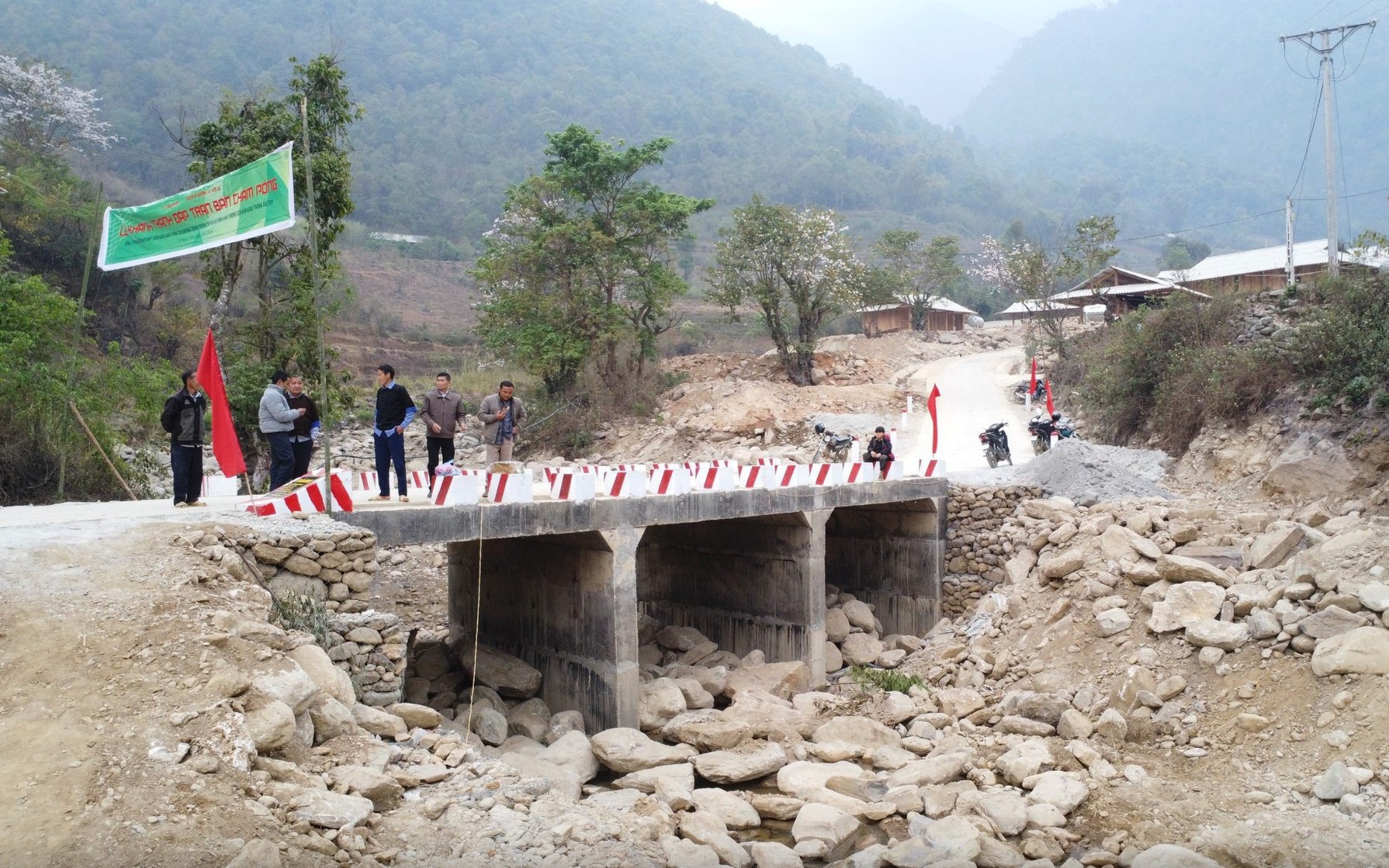 Qu&aacute; vui khi đập tr&agrave;n do B&aacute;o Giao th&ocirc;ng t&agrave;i trợ xong trước hội hoa sơn tra