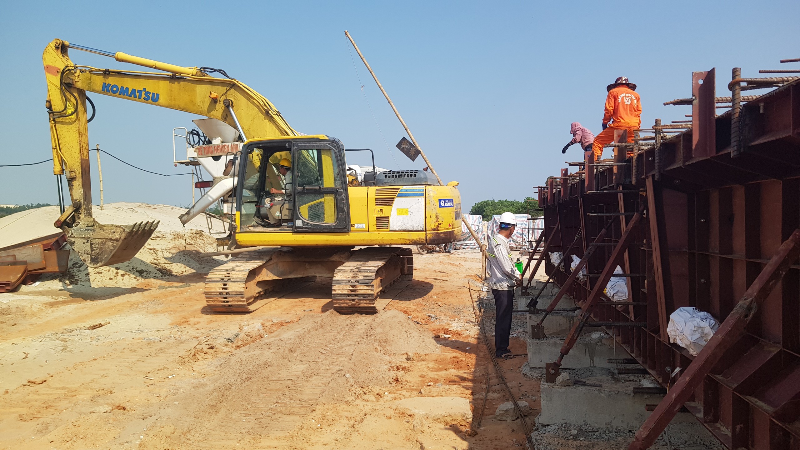 Gỡ kh&oacute; thi c&ocirc;ng đường đẹp như tranh qua Quảng B&igrave;nh- Ảnh 10.