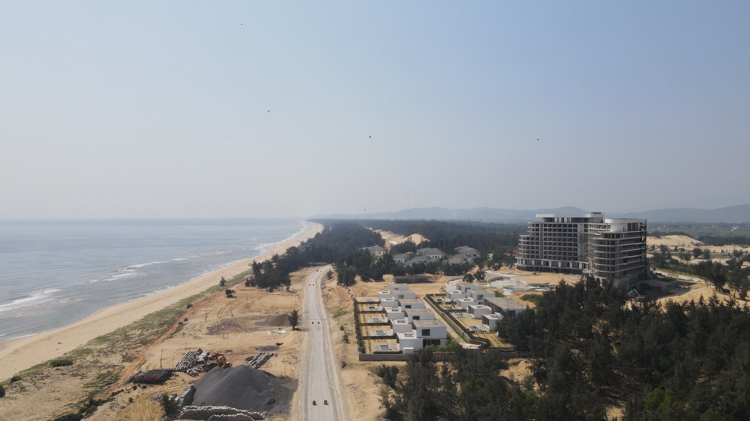 Gỡ kh&oacute; thi c&ocirc;ng đường đẹp như tranh qua Quảng B&igrave;nh- Ảnh 2.