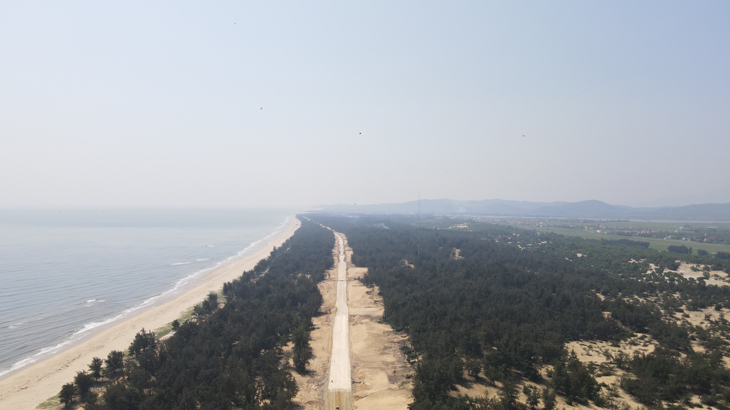 Gỡ kh&oacute; thi c&ocirc;ng đường đẹp như tranh qua Quảng B&igrave;nh- Ảnh 4.