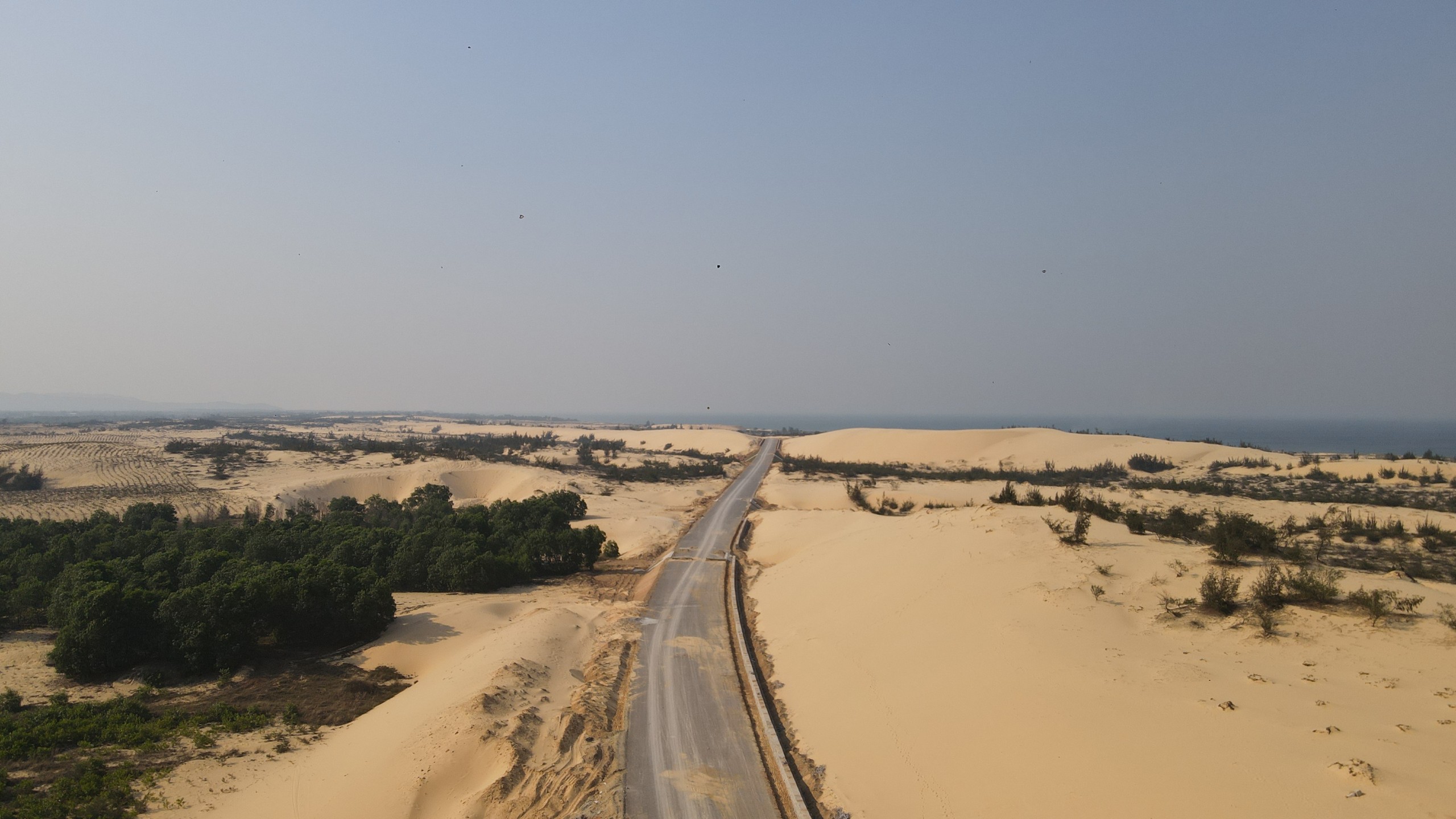 Gỡ kh&oacute; thi c&ocirc;ng đường đẹp như tranh qua Quảng B&igrave;nh- Ảnh 5.