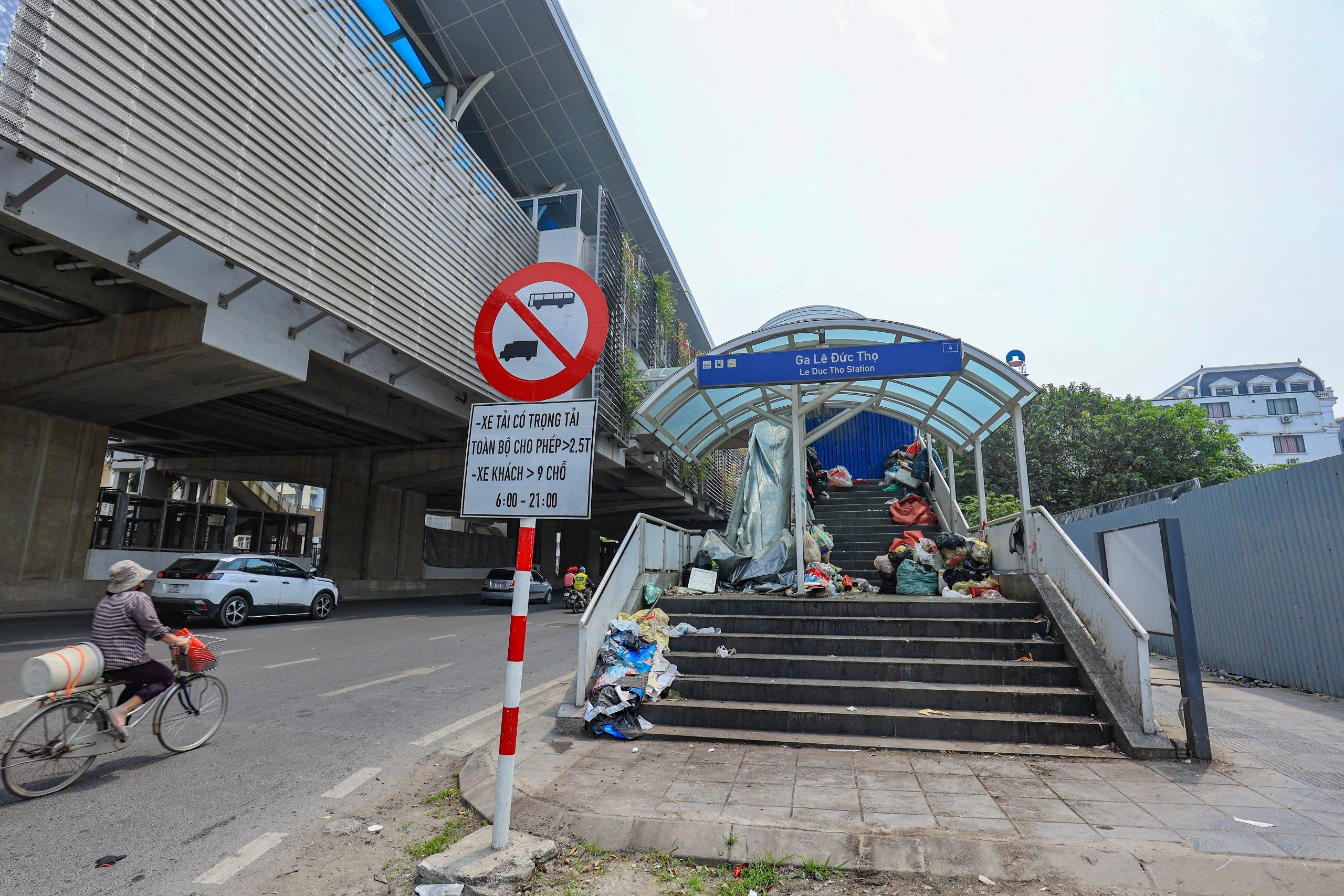 Ngập rác thải tại các nhà ga dọc tuyến metro Nhổn - ga Hà Nội- Ảnh 1. Ngập rác thải tại các nhà ga dọc tuyến metro Nhổn - ga Hà Nội- Ảnh 1.