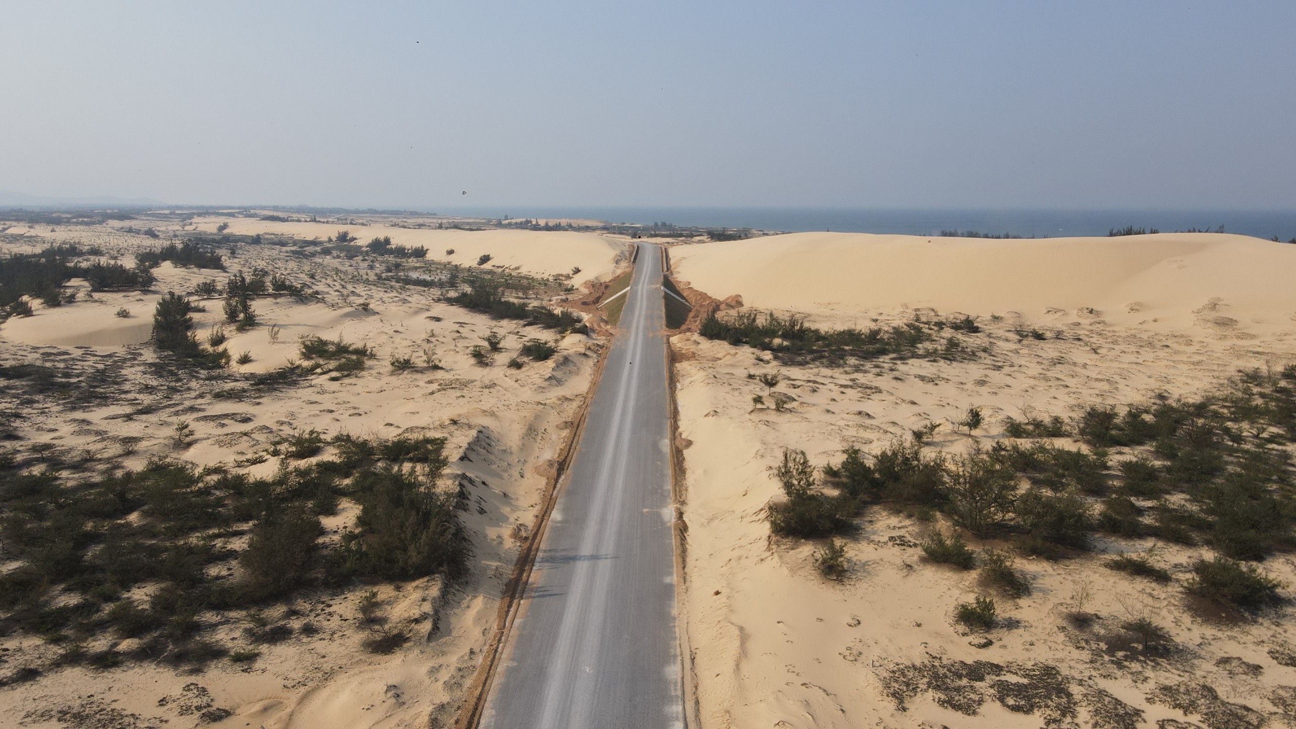 Gỡ kh&oacute; thi c&ocirc;ng đường đẹp như tranh qua Quảng B&igrave;nh- Ảnh 6.