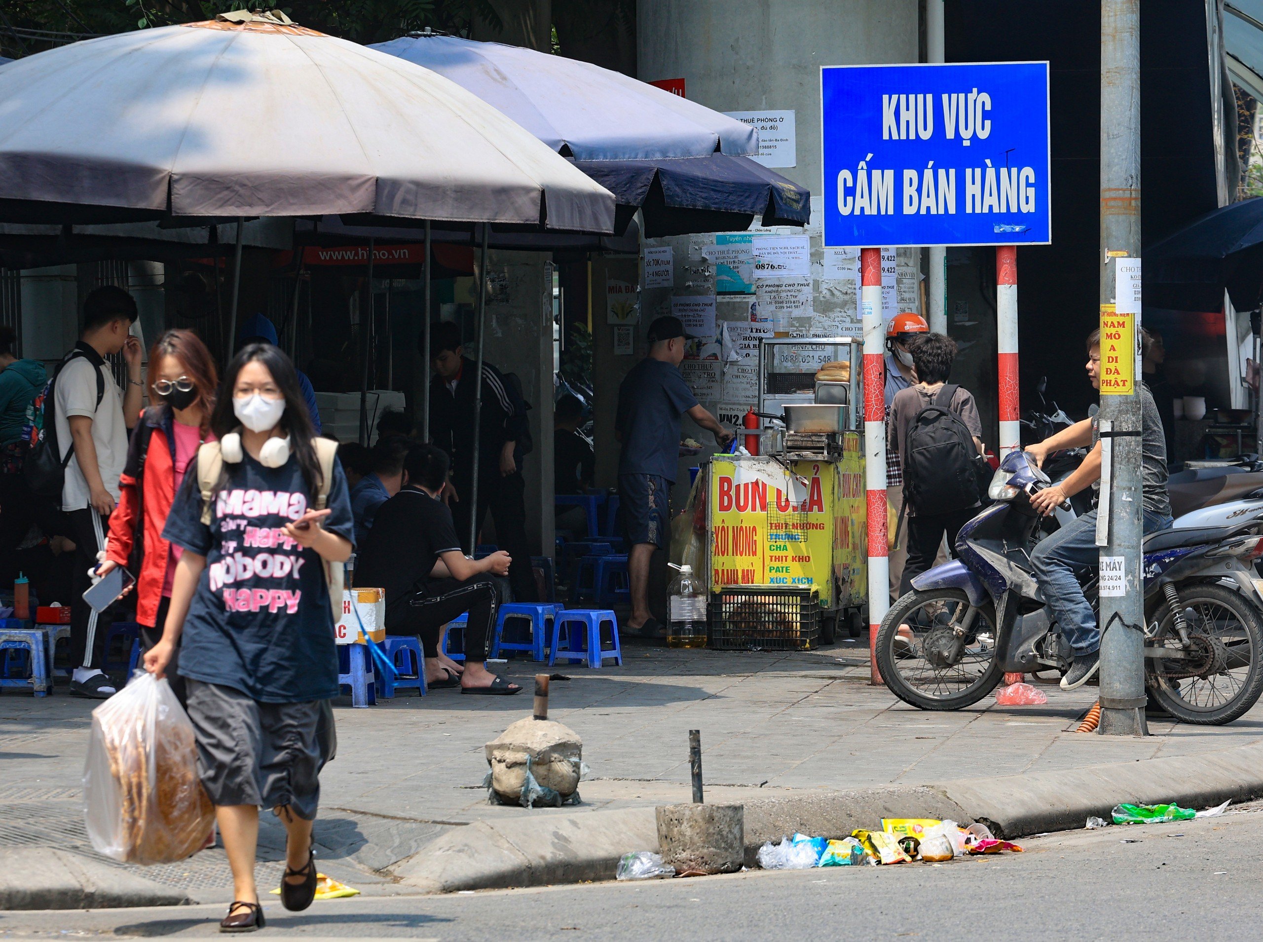 Ngập rác thải tại các nhà ga dọc tuyến metro Nhổn - ga Hà Nội- Ảnh 14. Ngập rác thải tại các nhà ga dọc tuyến metro Nhổn - ga Hà Nội- Ảnh 14.