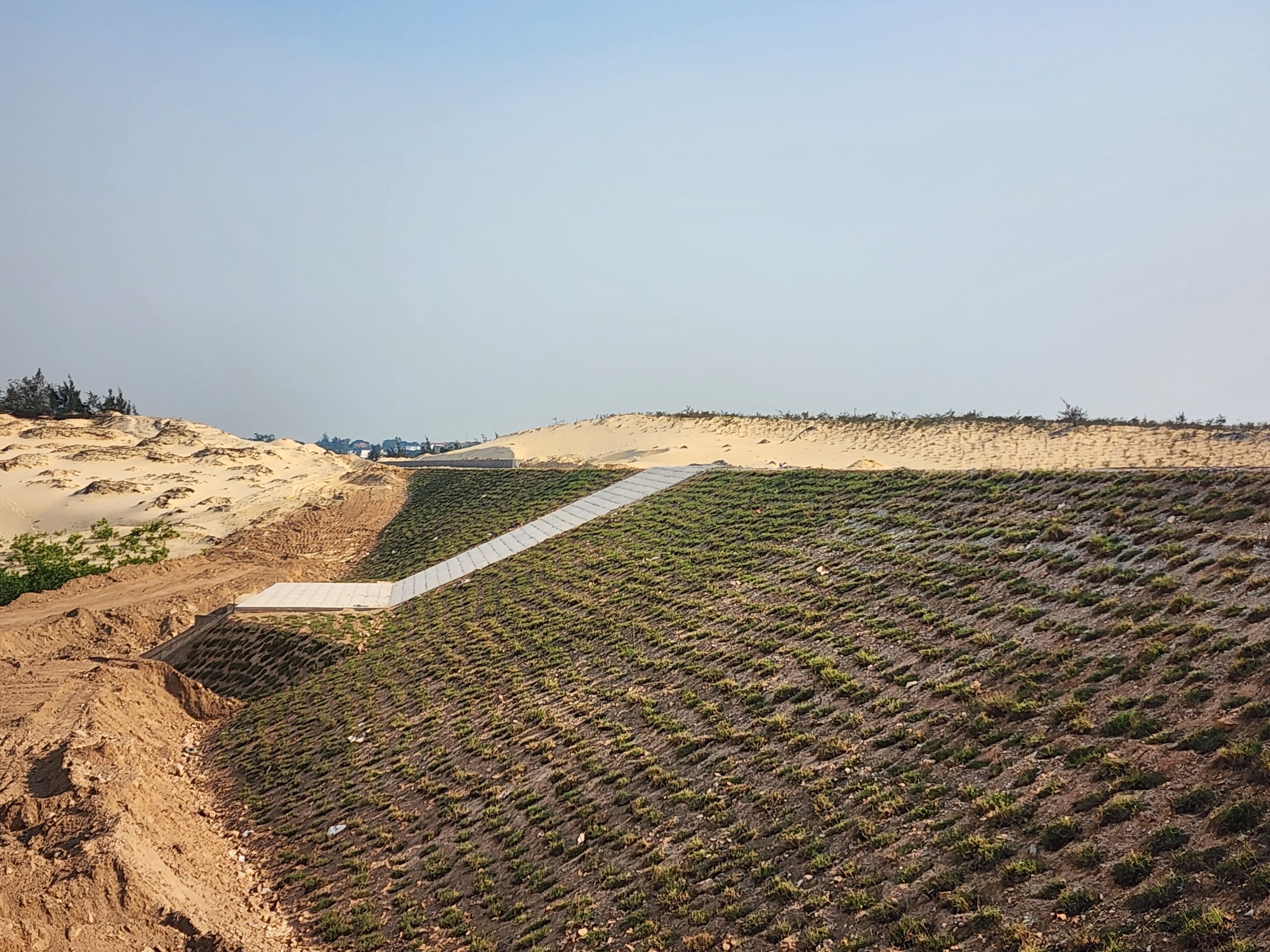 Gỡ kh&oacute; thi c&ocirc;ng đường đẹp như tranh qua Quảng B&igrave;nh- Ảnh 7.