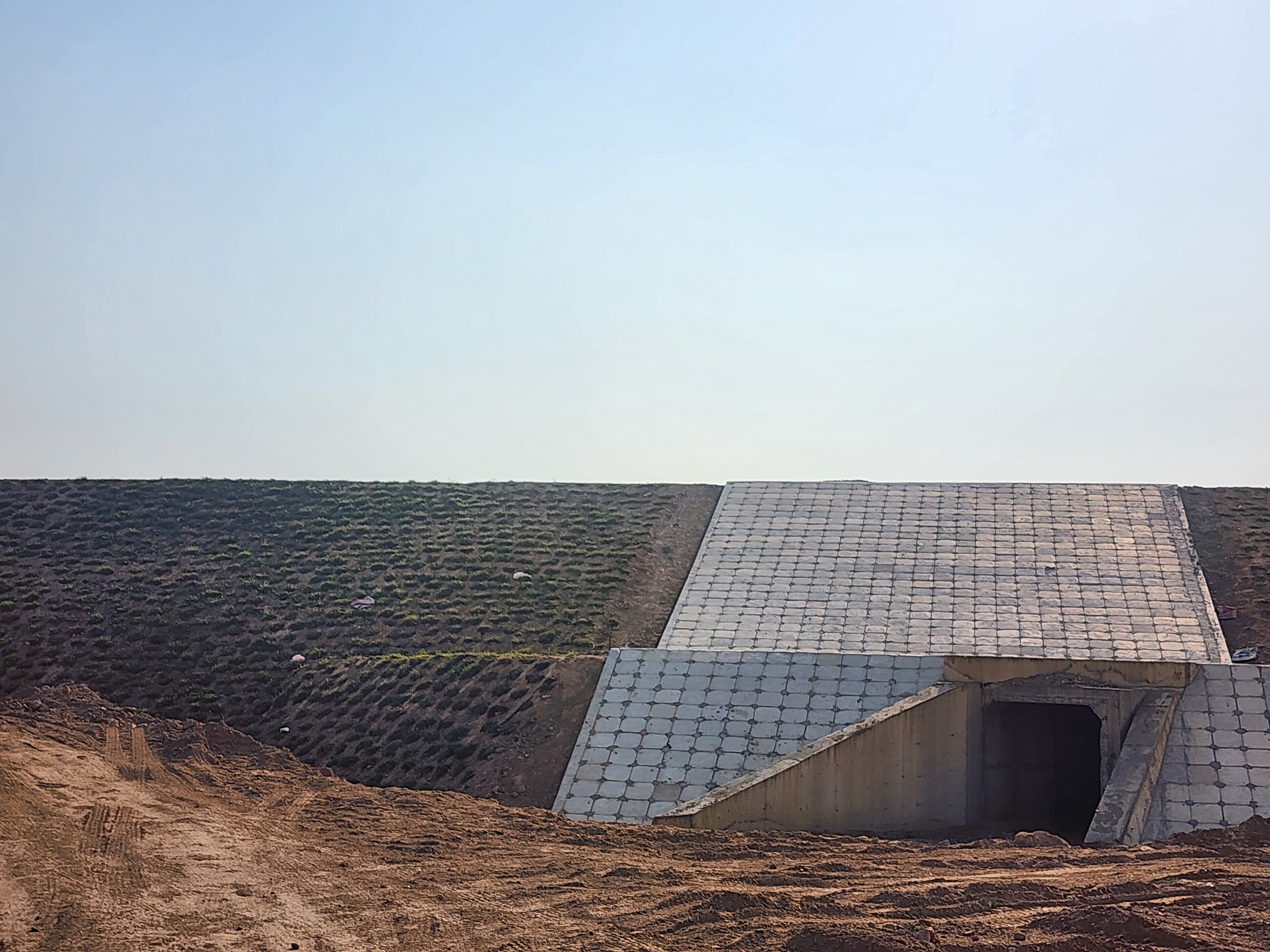 Gỡ kh&oacute; thi c&ocirc;ng đường đẹp như tranh qua Quảng B&igrave;nh- Ảnh 8.