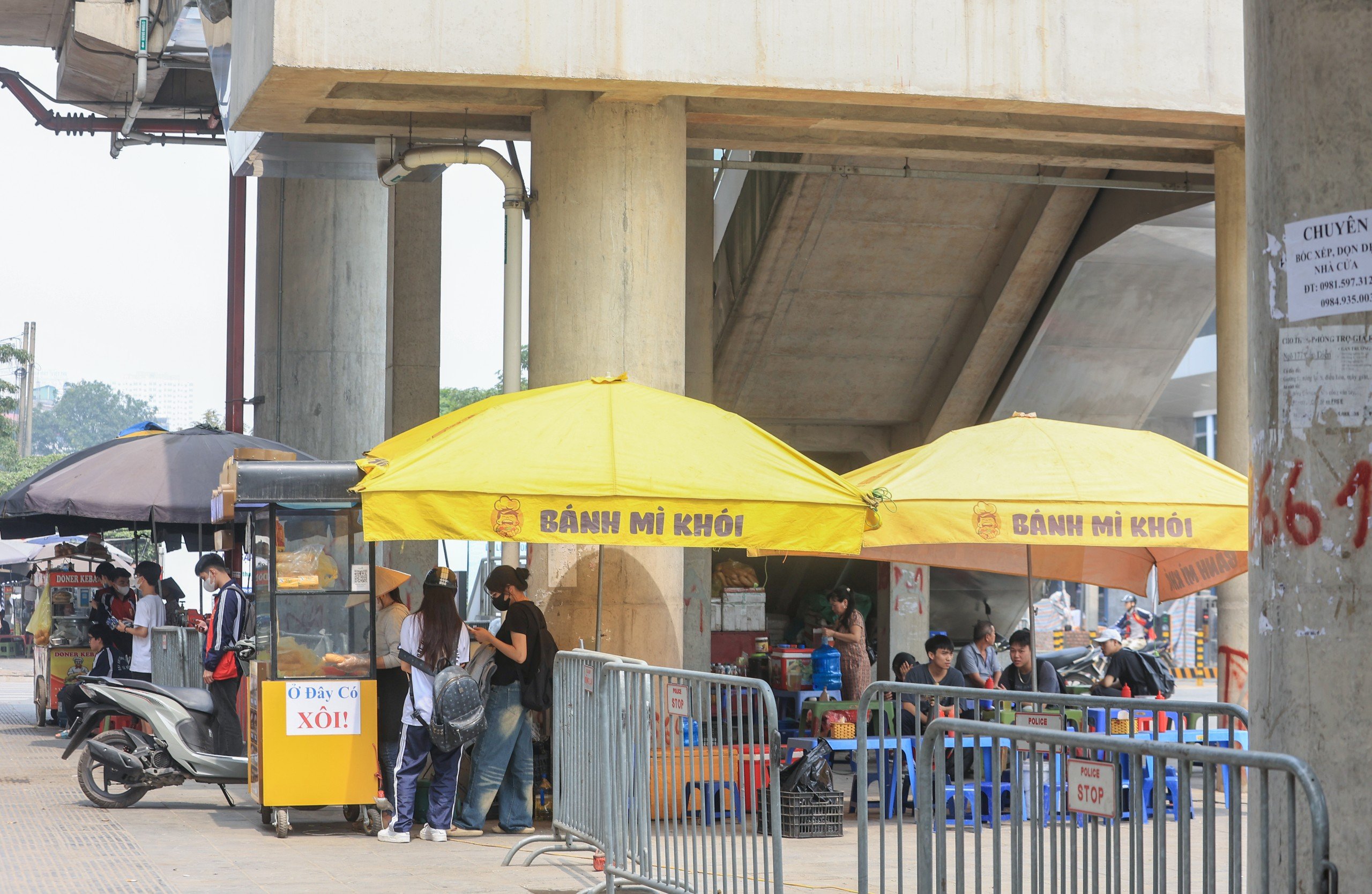 Ngập rác thải tại các nhà ga dọc tuyến metro Nhổn - ga Hà Nội- Ảnh 7. Ngập rác thải tại các nhà ga dọc tuyến metro Nhổn - ga Hà Nội- Ảnh 7.