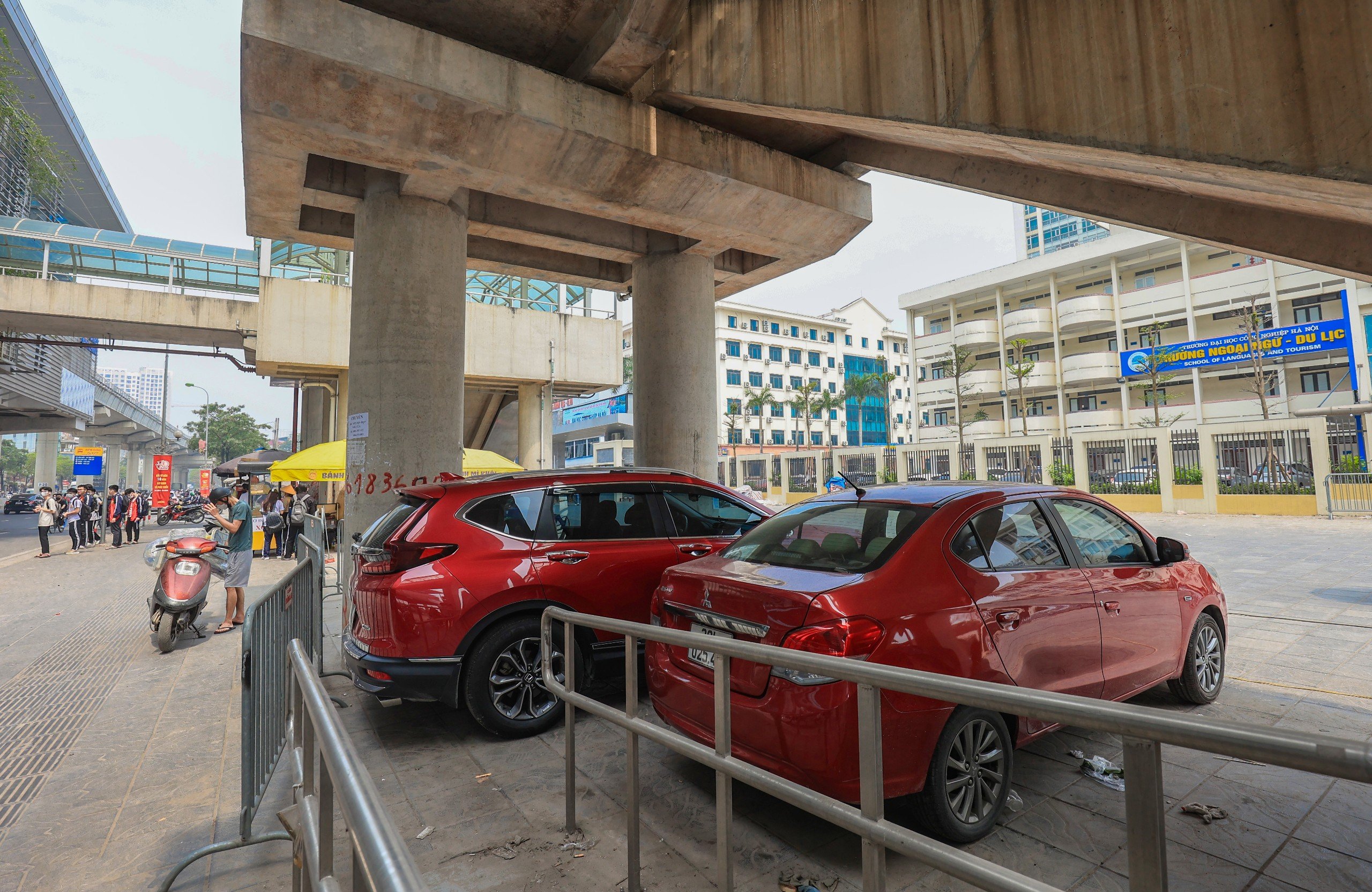 Ngập rác thải tại các nhà ga dọc tuyến metro Nhổn - ga Hà Nội- Ảnh 8. Ngập rác thải tại các nhà ga dọc tuyến metro Nhổn - ga Hà Nội- Ảnh 8.