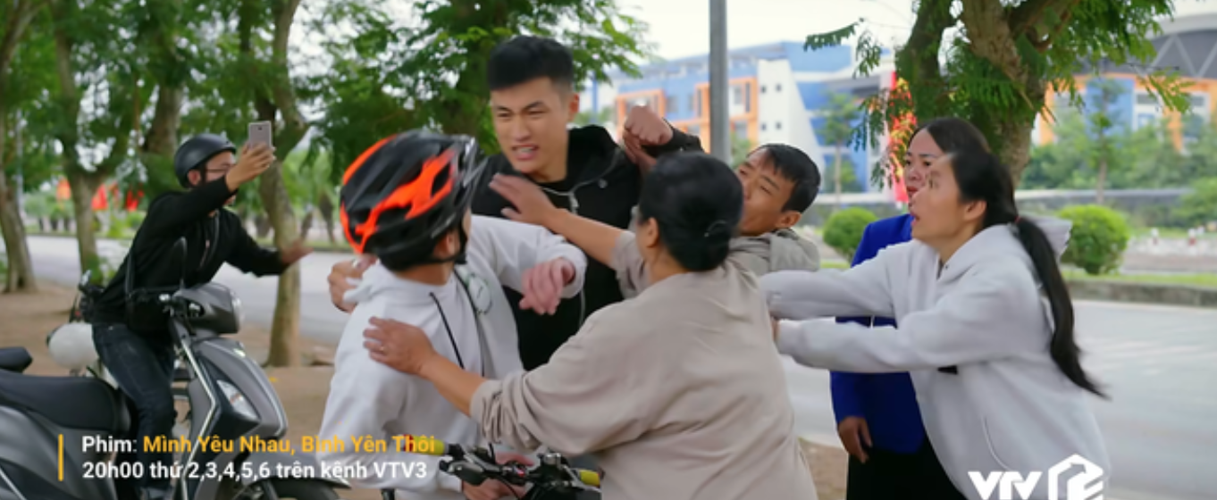 M&igrave;nh y&ecirc;u nhau b&igrave;nh y&ecirc;n th&ocirc;i tập 21: Nh&acirc;n - Ngọc dắt tay nhau đi xăm tại nh&agrave; Do&atilde;n Quốc Đam- Ảnh 2.